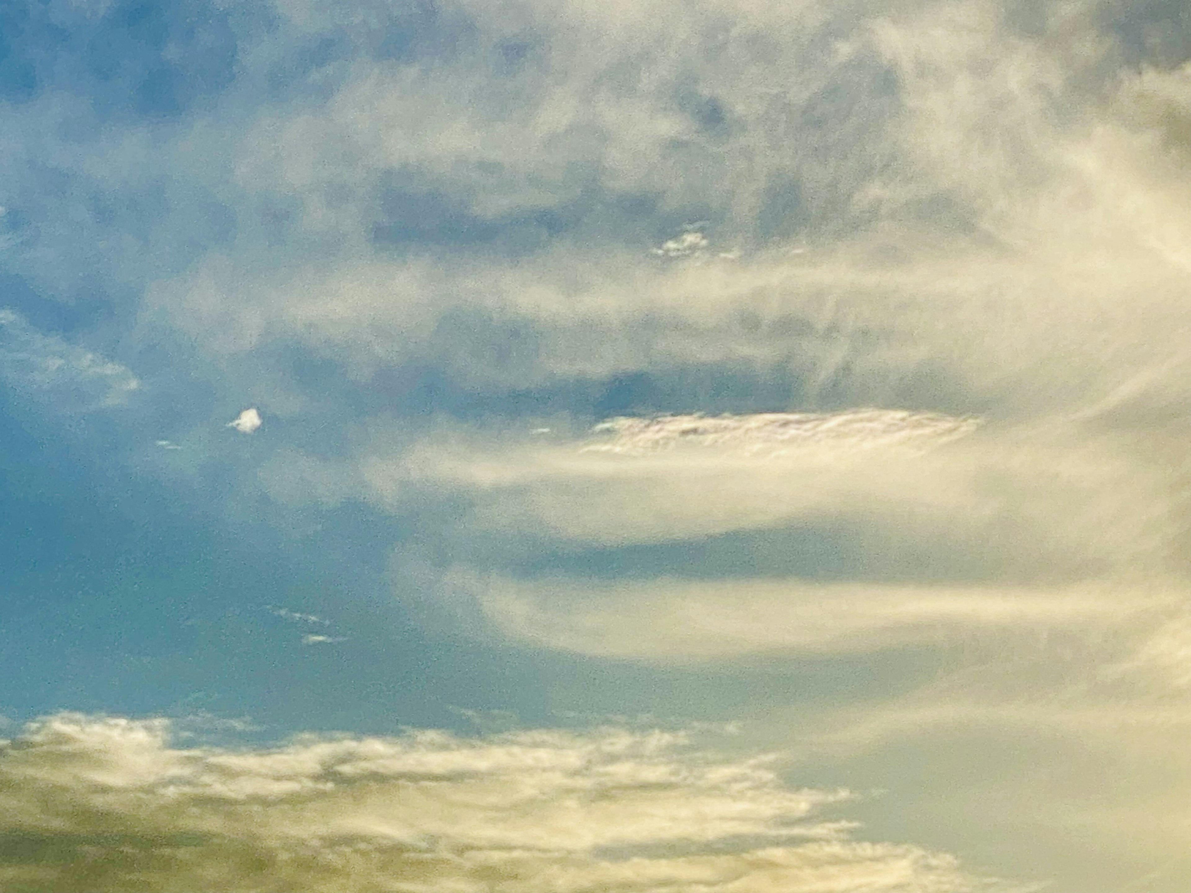 Blauer Himmel mit sanften Wolken