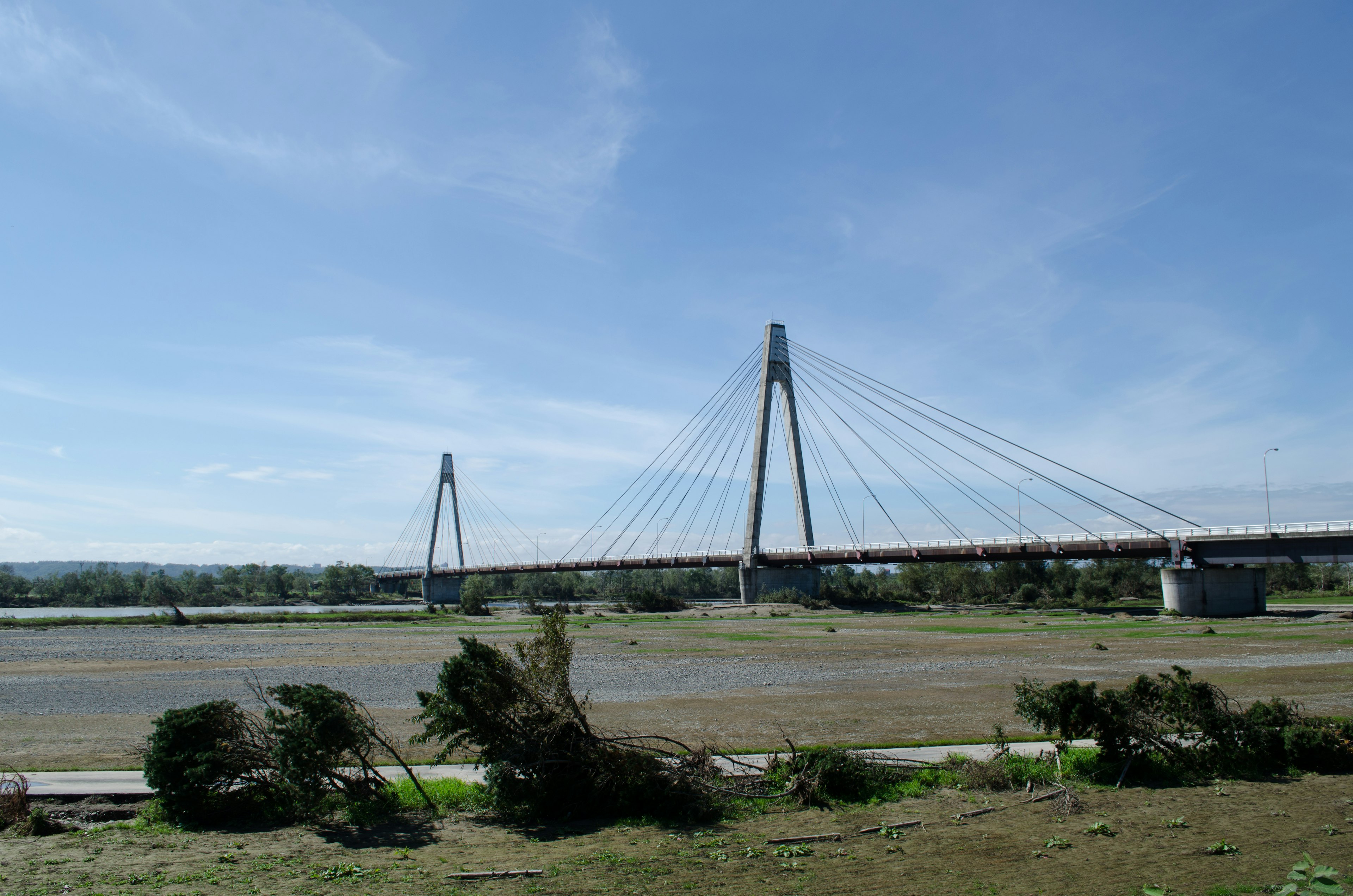 Panoramablick auf eine Schrägseilbrücke unter einem klaren blauen Himmel mit Kabeln und Pylonen