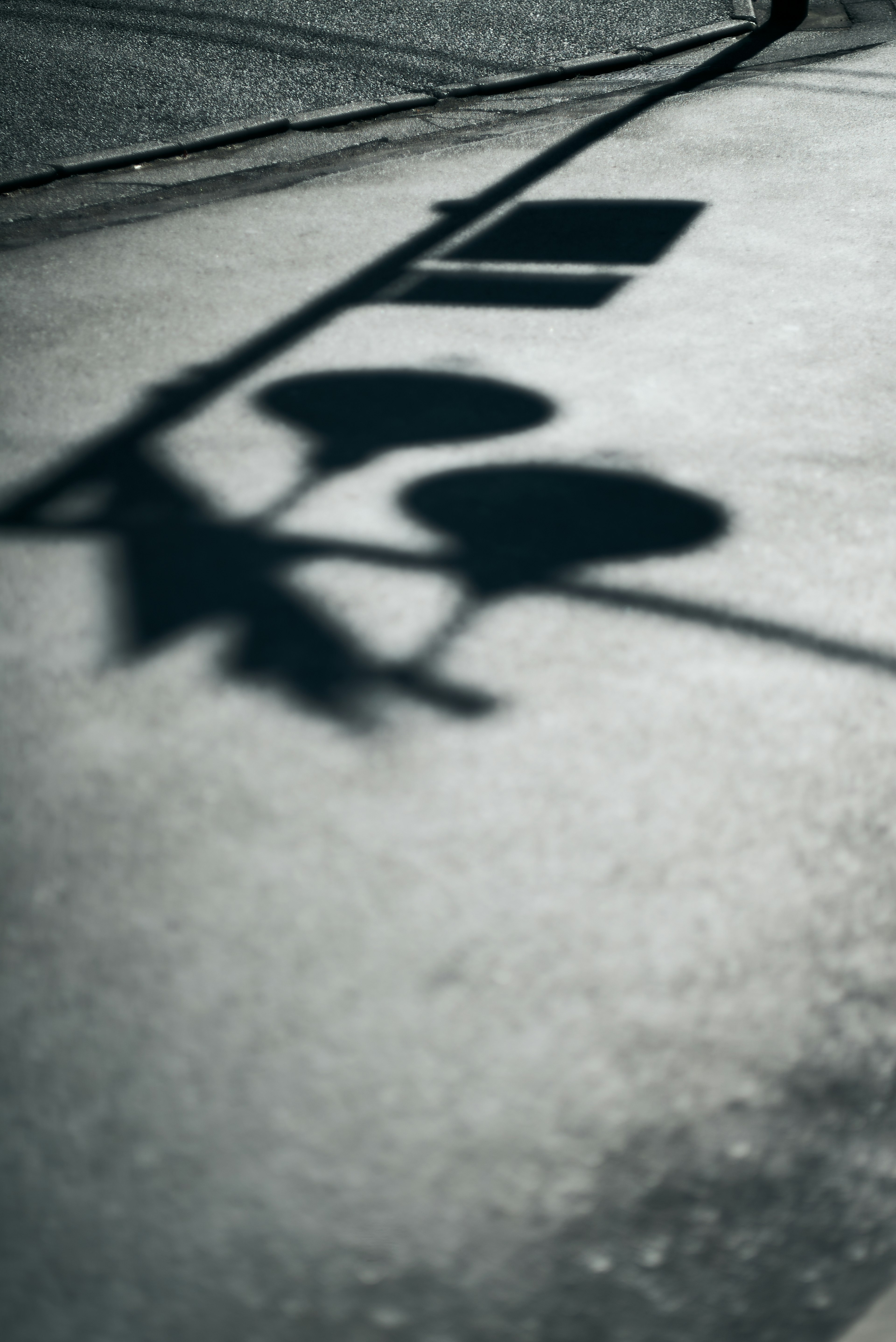 Schatten von Verkehrslichtern auf der Straßenoberfläche