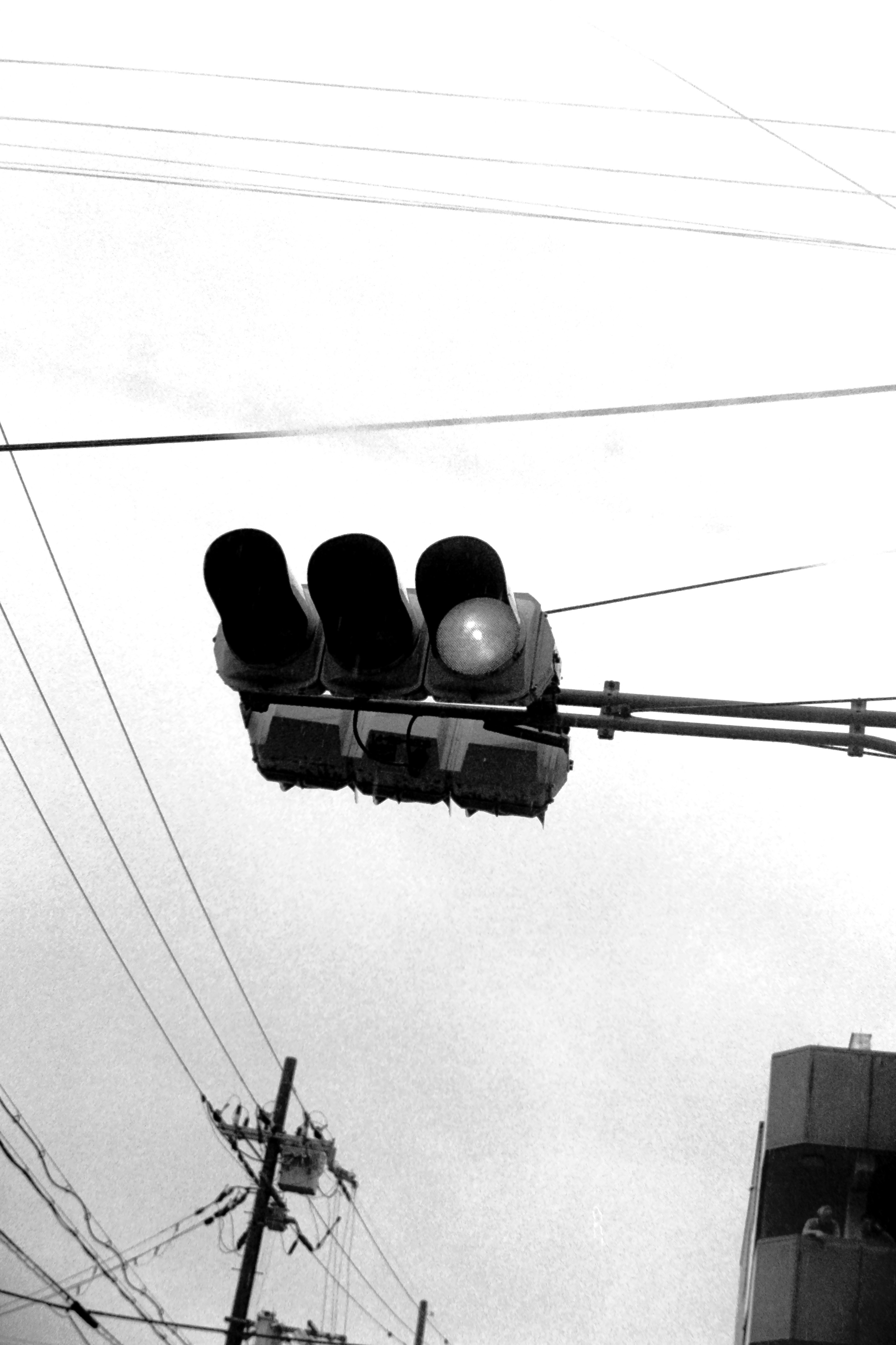 Feu de circulation sur un fond noir et blanc