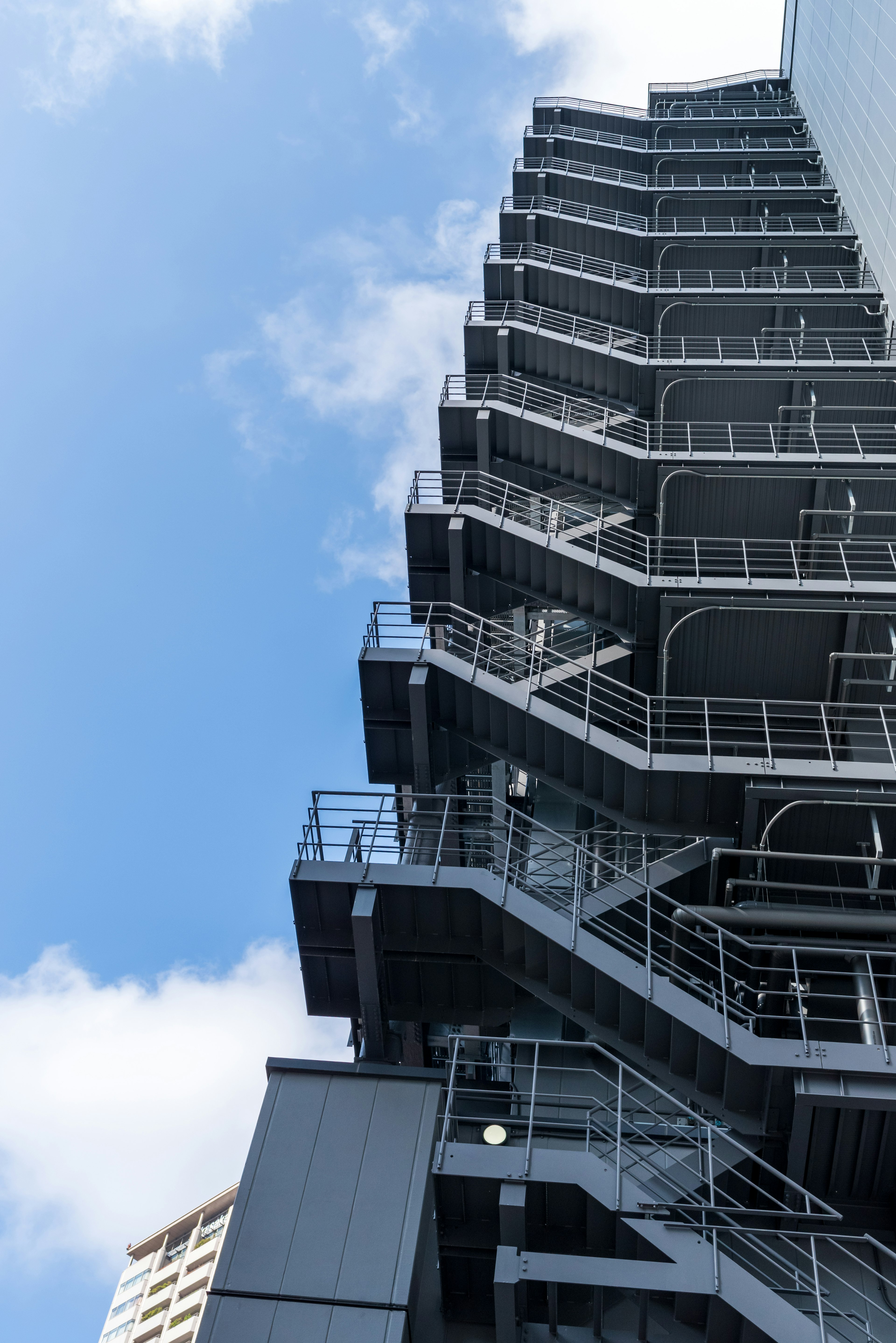 Estructura de escaleras de metal en el exterior de un rascacielos