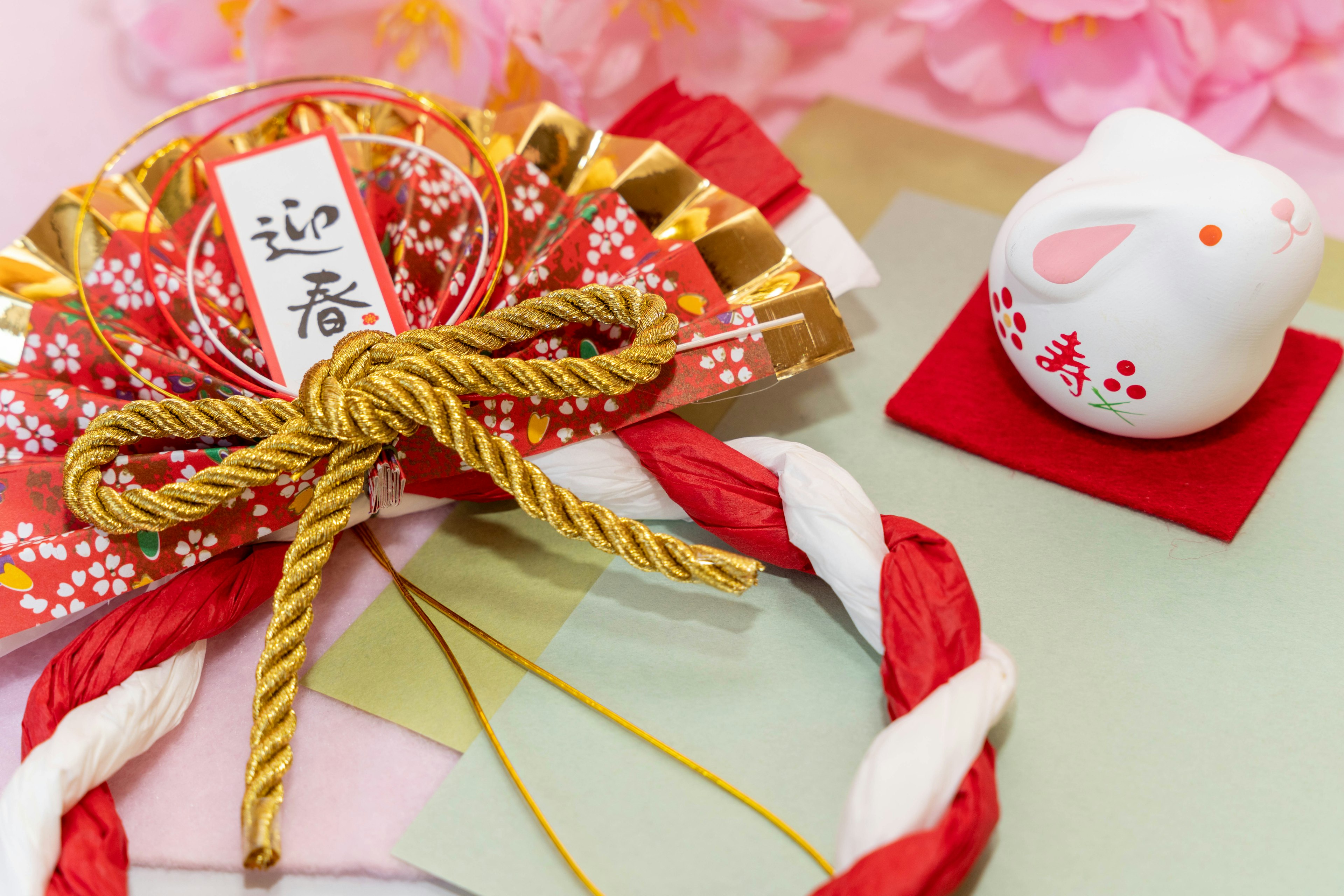 L'image présente une décoration japonaise traditionnelle et une figurine de lapin blanc