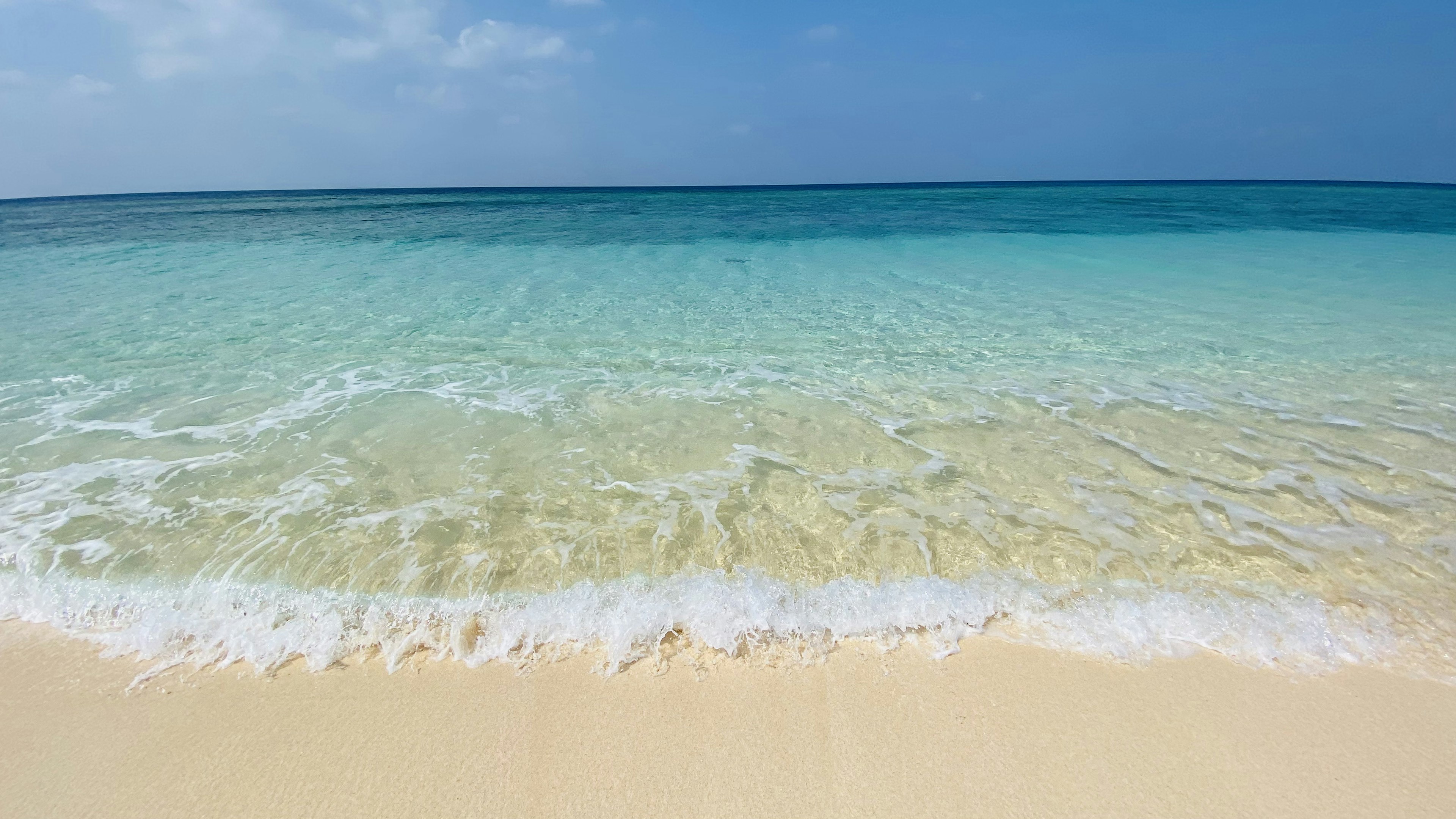 Weißer Sandstrand und blauer Ozean