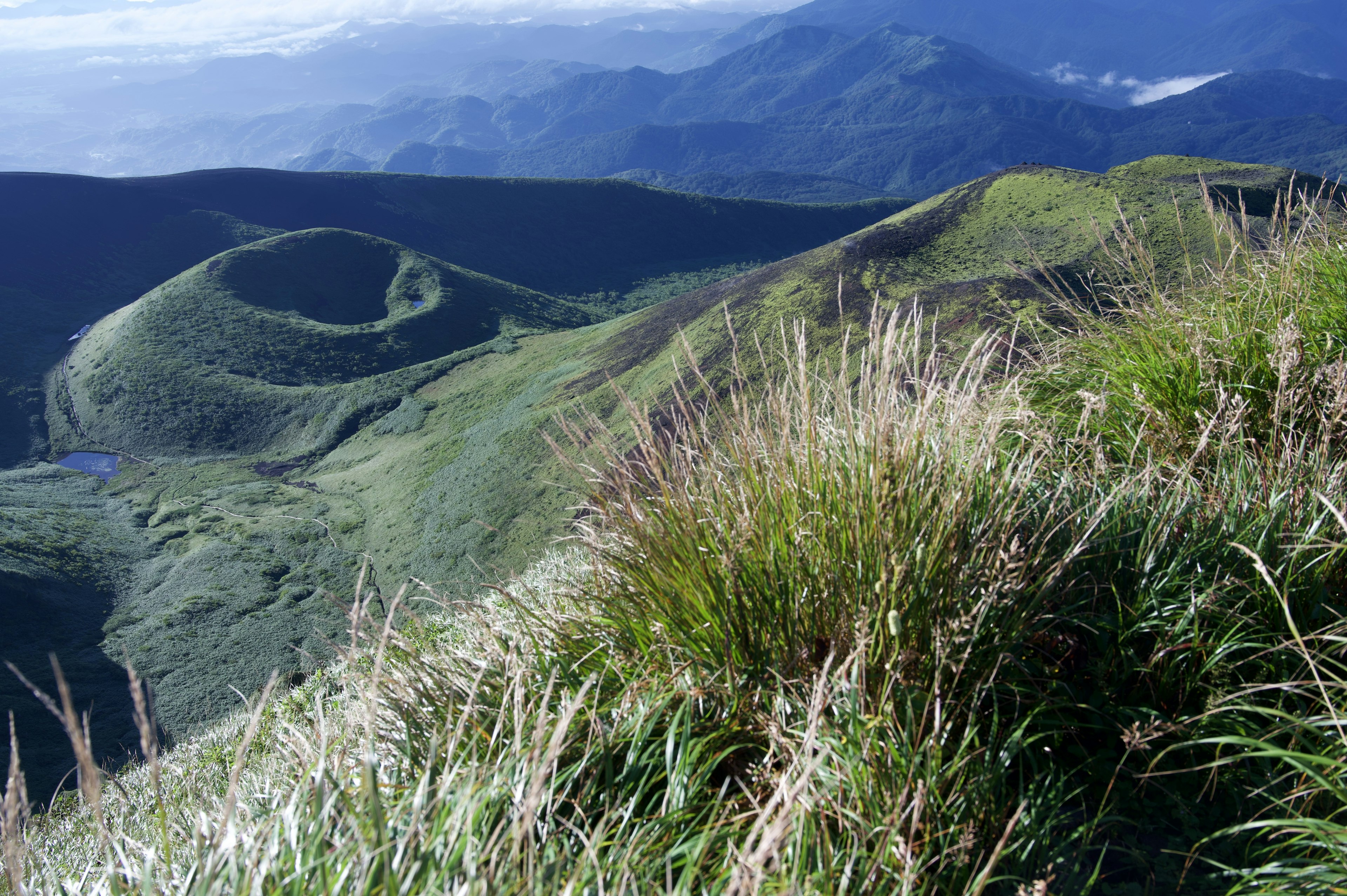 緑の草原と山々の景色が広がる風景