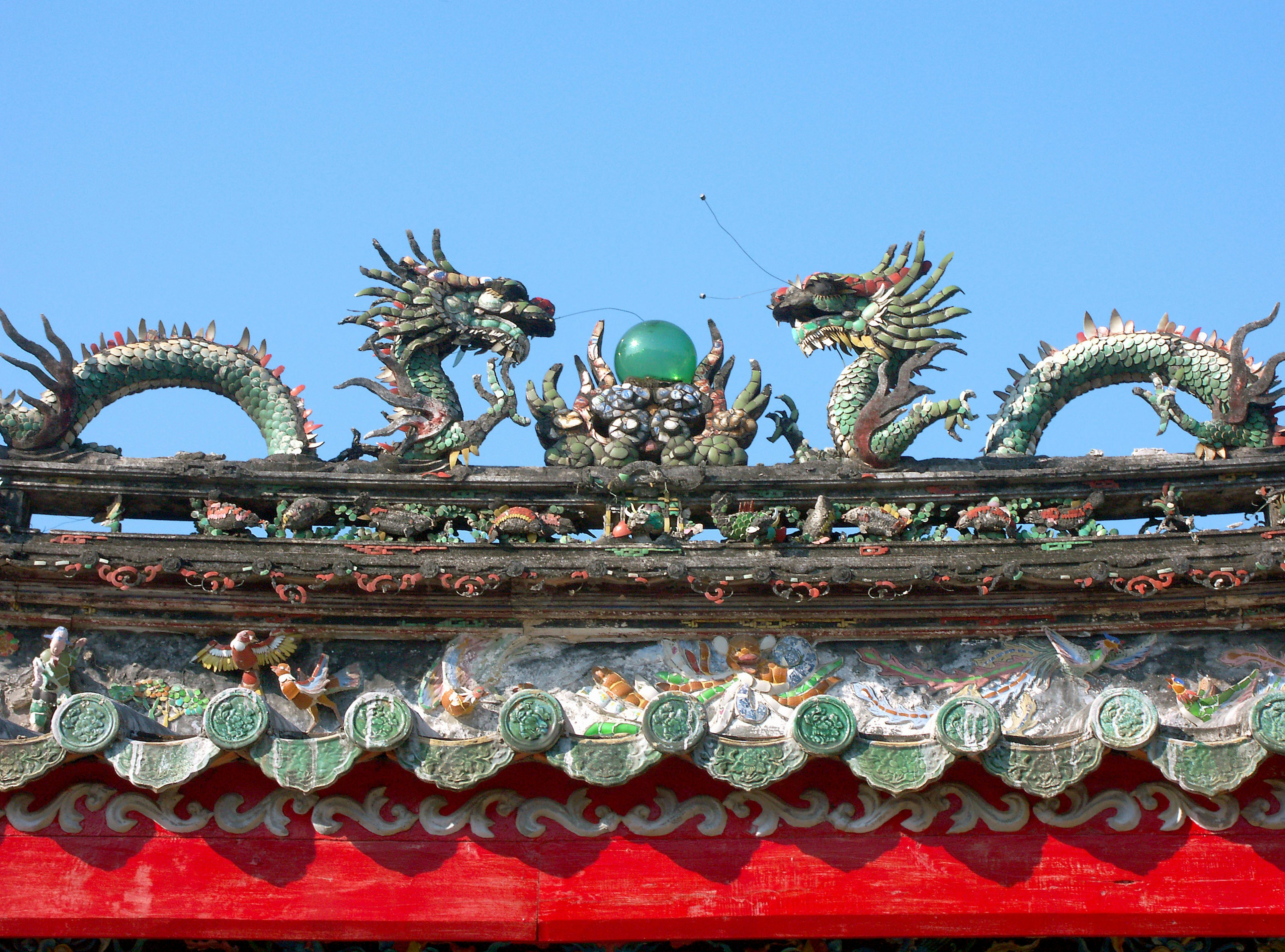 Two dragons and a green orb decoration on the roof