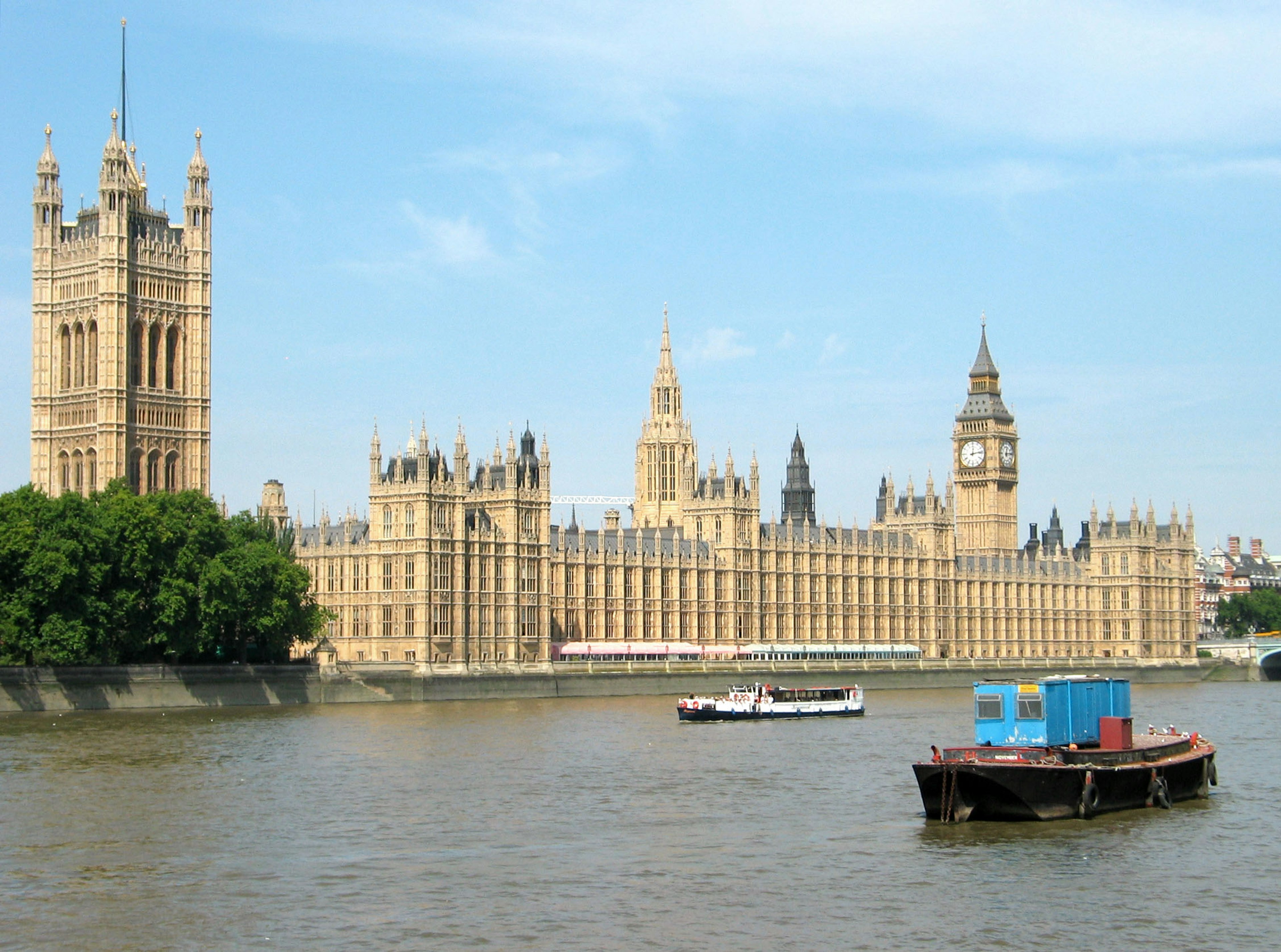 Pemandangan indah Istana Westminster di sepanjang Sungai Thames