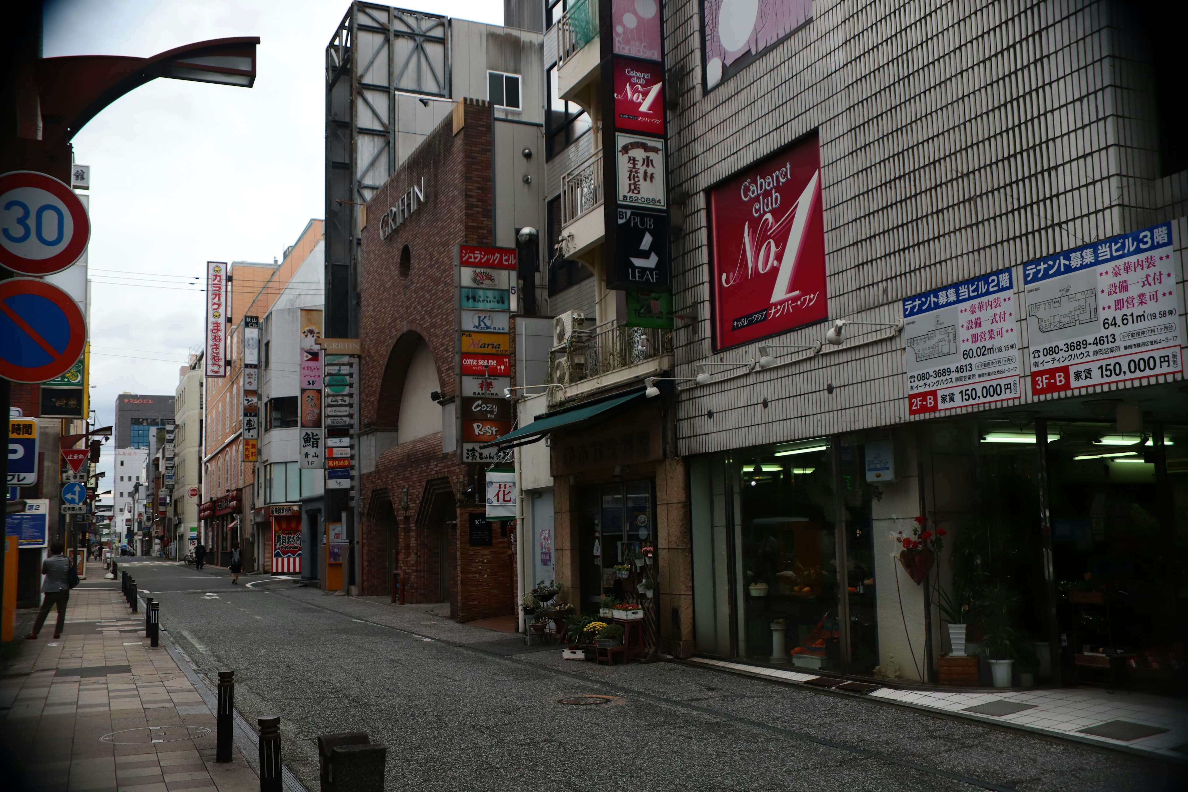 Rue calme avec magasins et panneaux