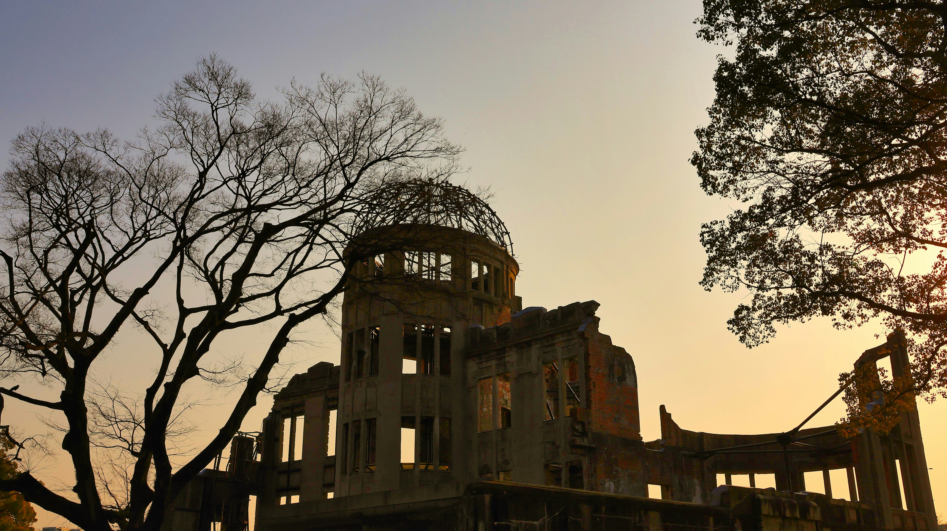 広島の原爆ドームのシルエットと夕日