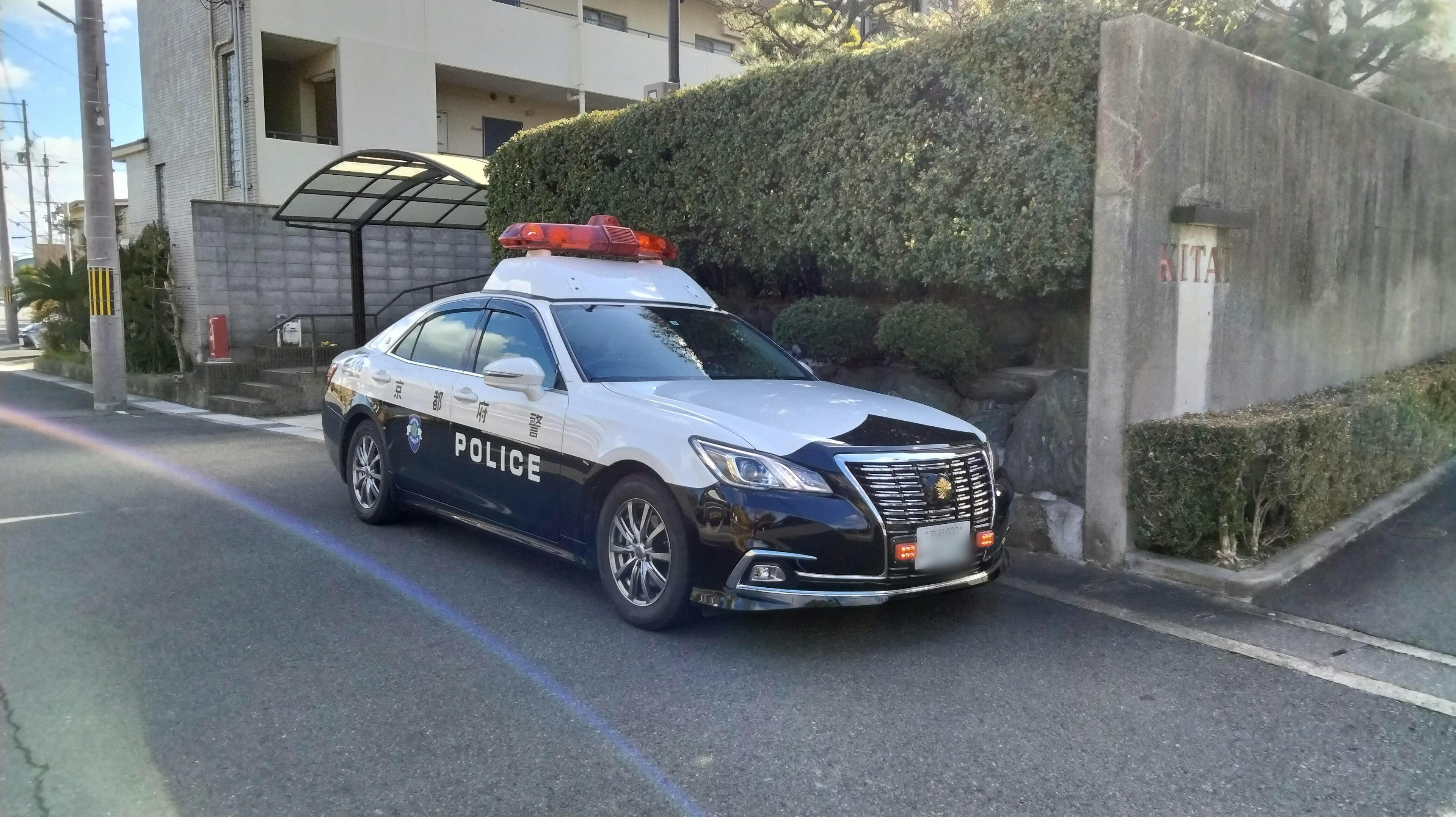 Auto della polizia giapponese parcheggiata all'angolo di una strada