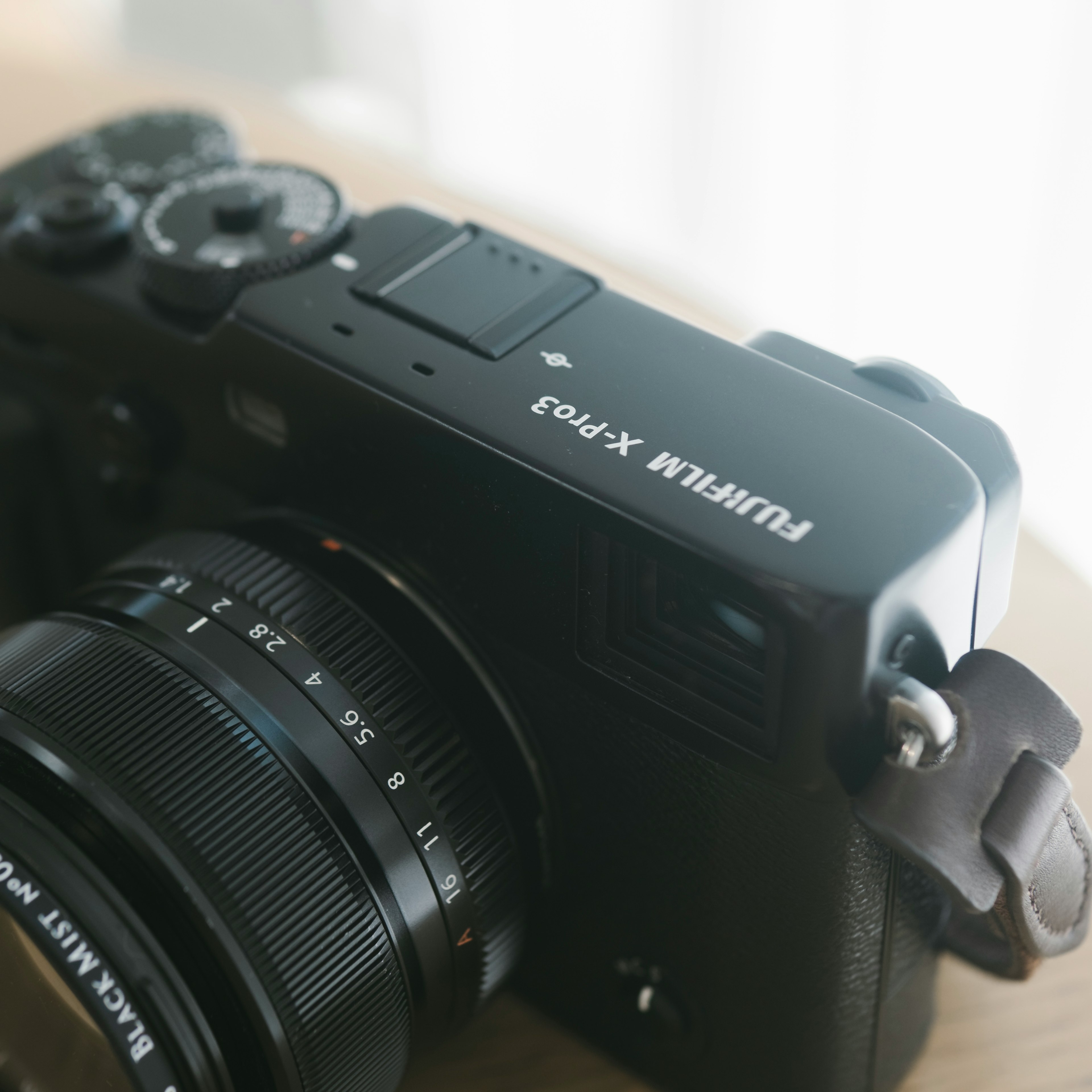 ภาพที่แสดงมุมมองด้านข้างของกล้อง Fujifilm X-T4