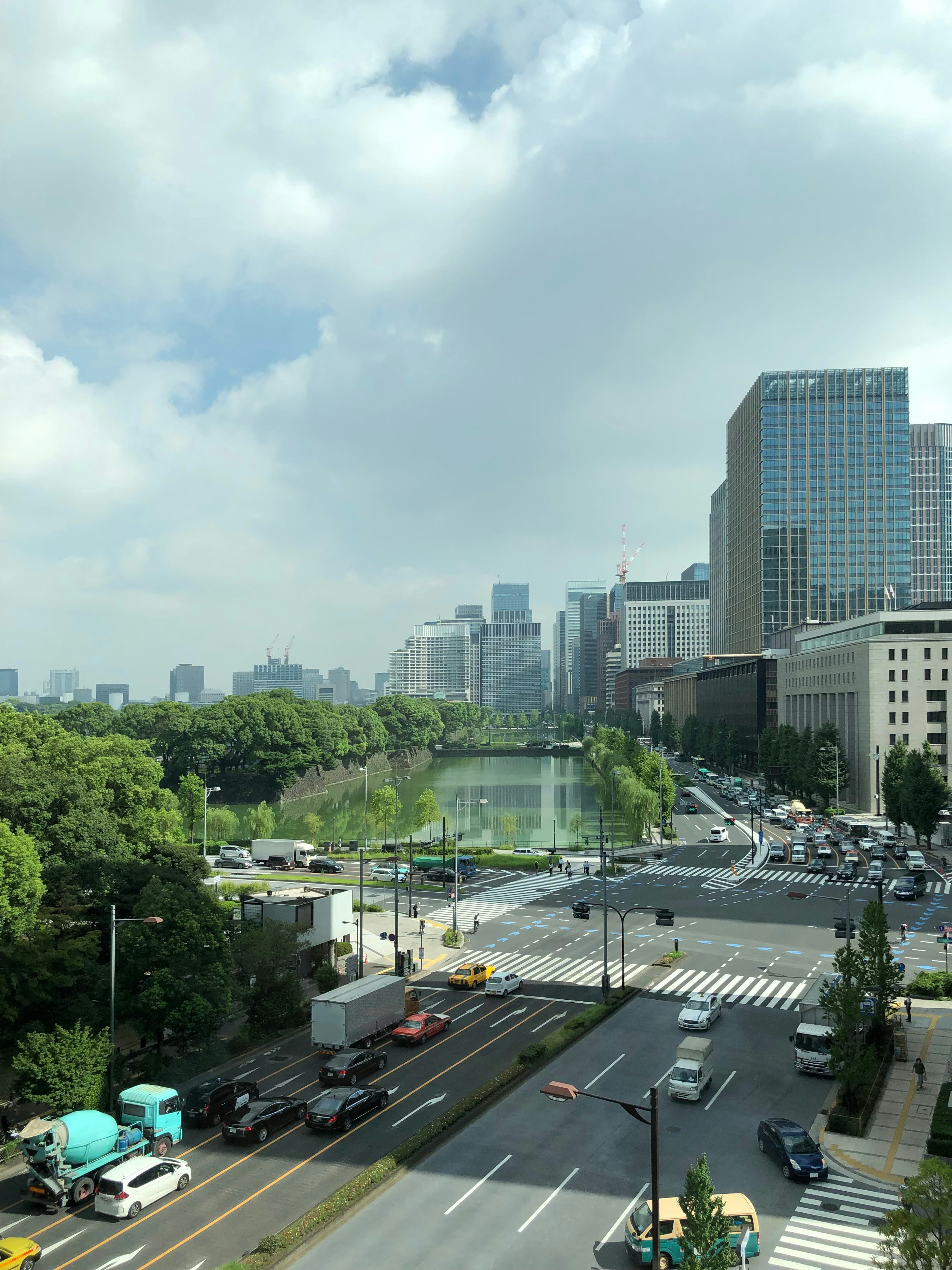 東京の都市風景に広がる池とビル群の眺め