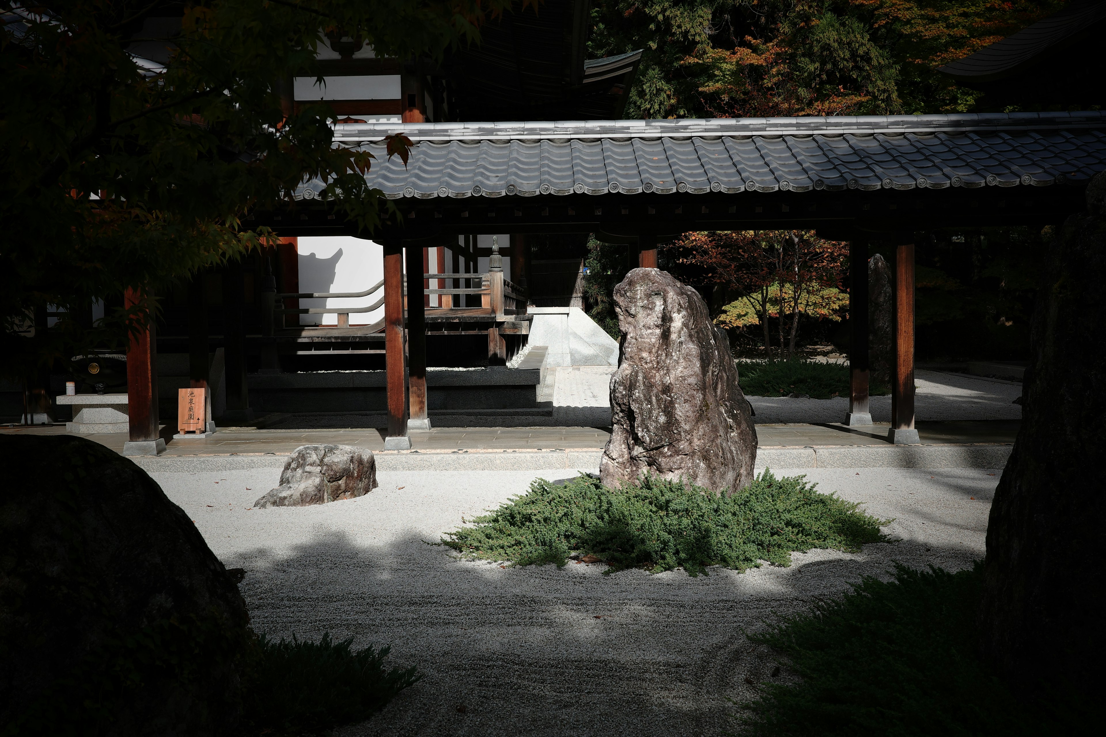 寧靜的日本景觀，花園中有石頭和綠色植物