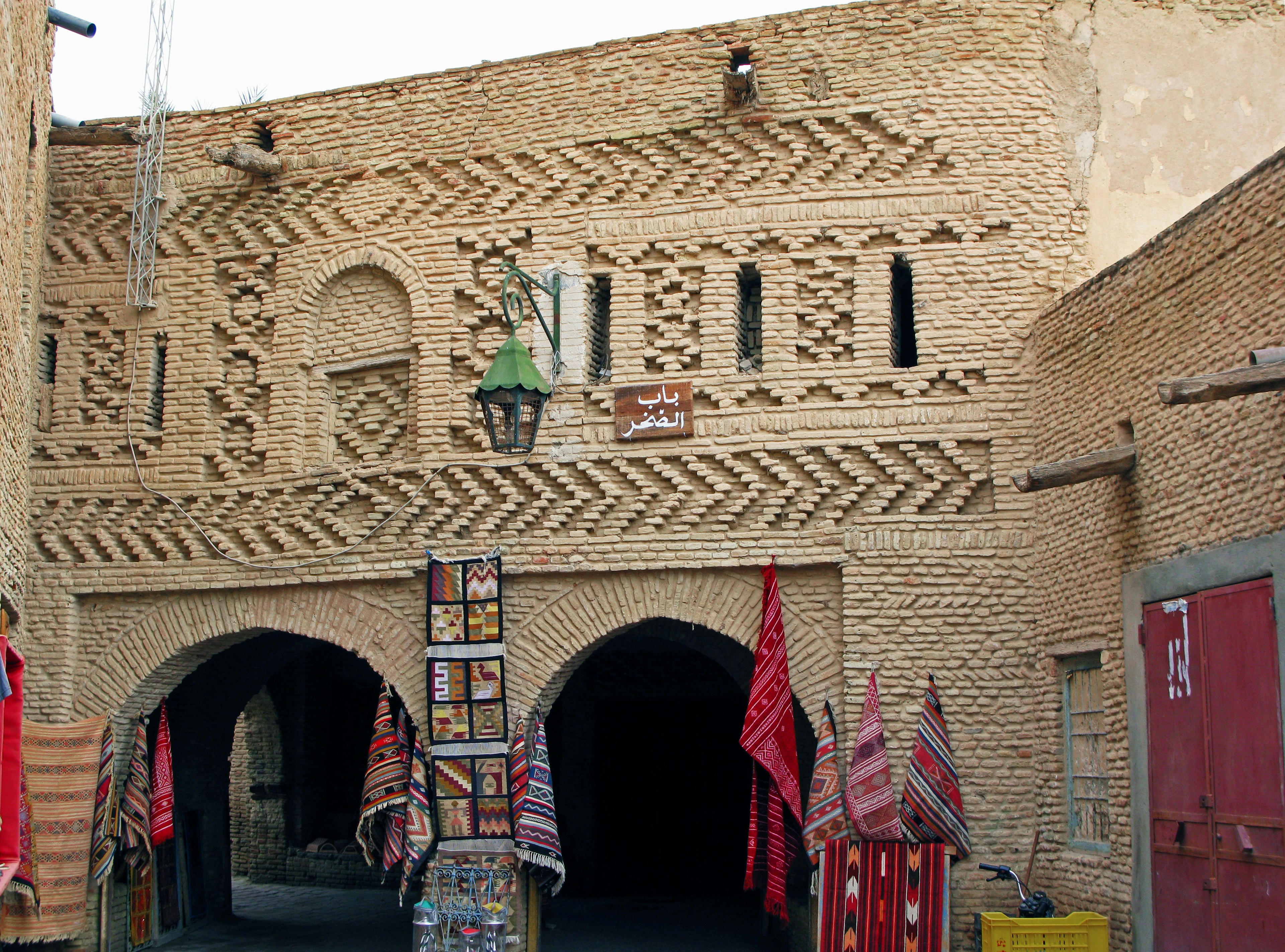 Immagine che mostra l'esterno di un edificio storico con pareti decorative