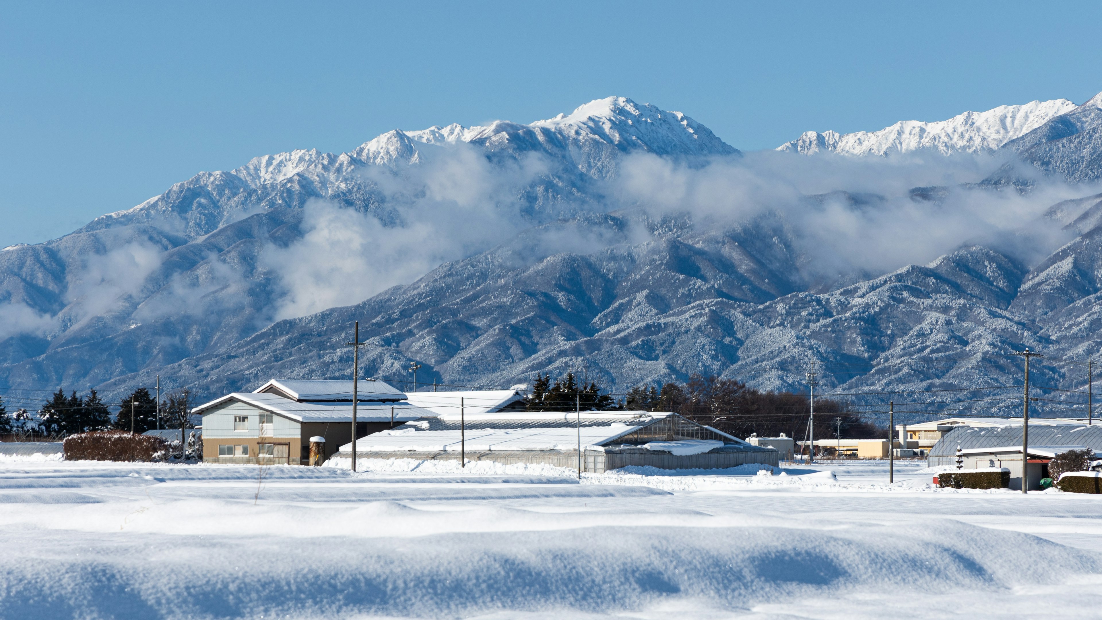 雪に覆われた風景と山々の景色