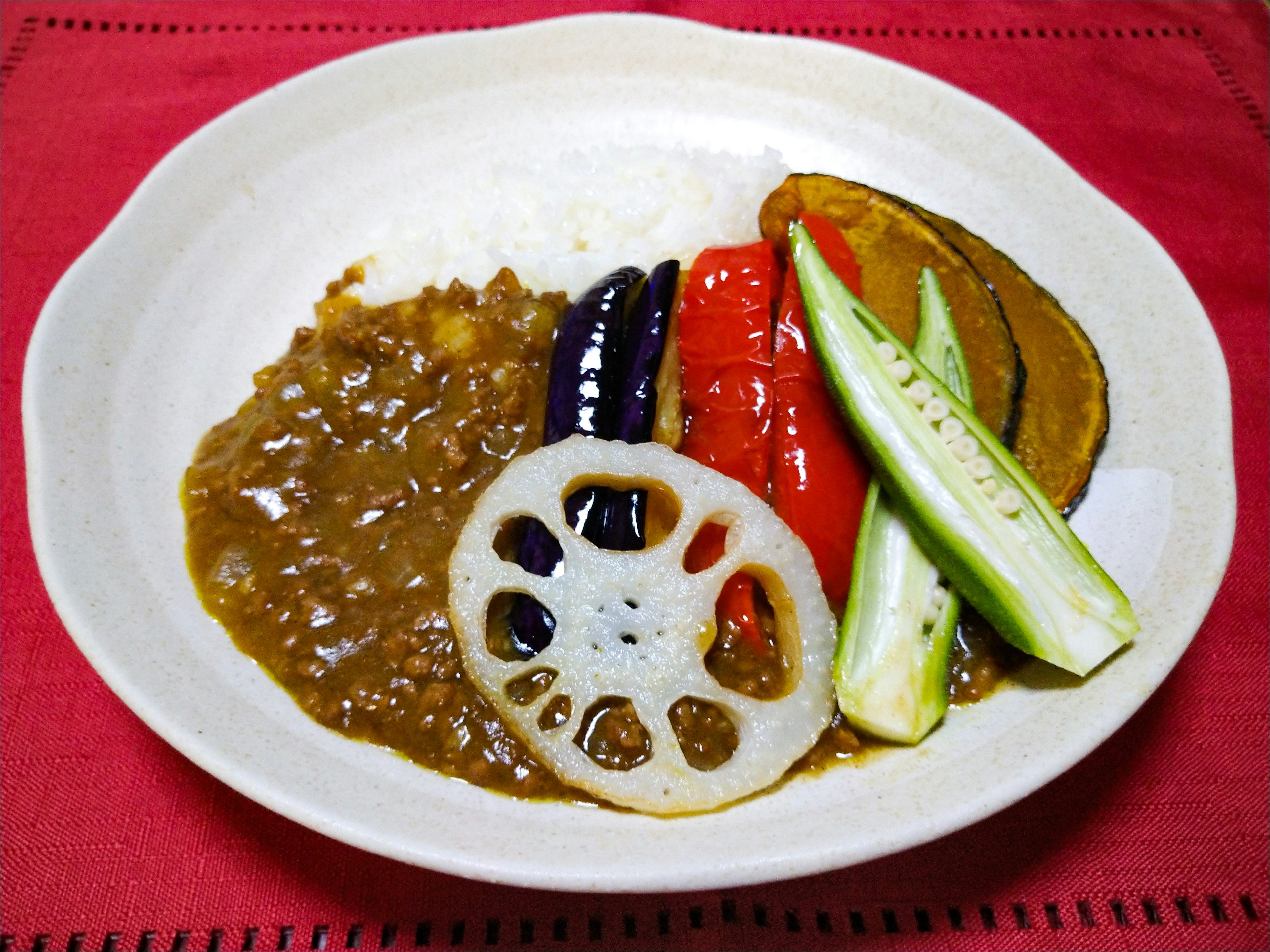 色とりどりの野菜とレンズ豆のカレーが盛られた皿