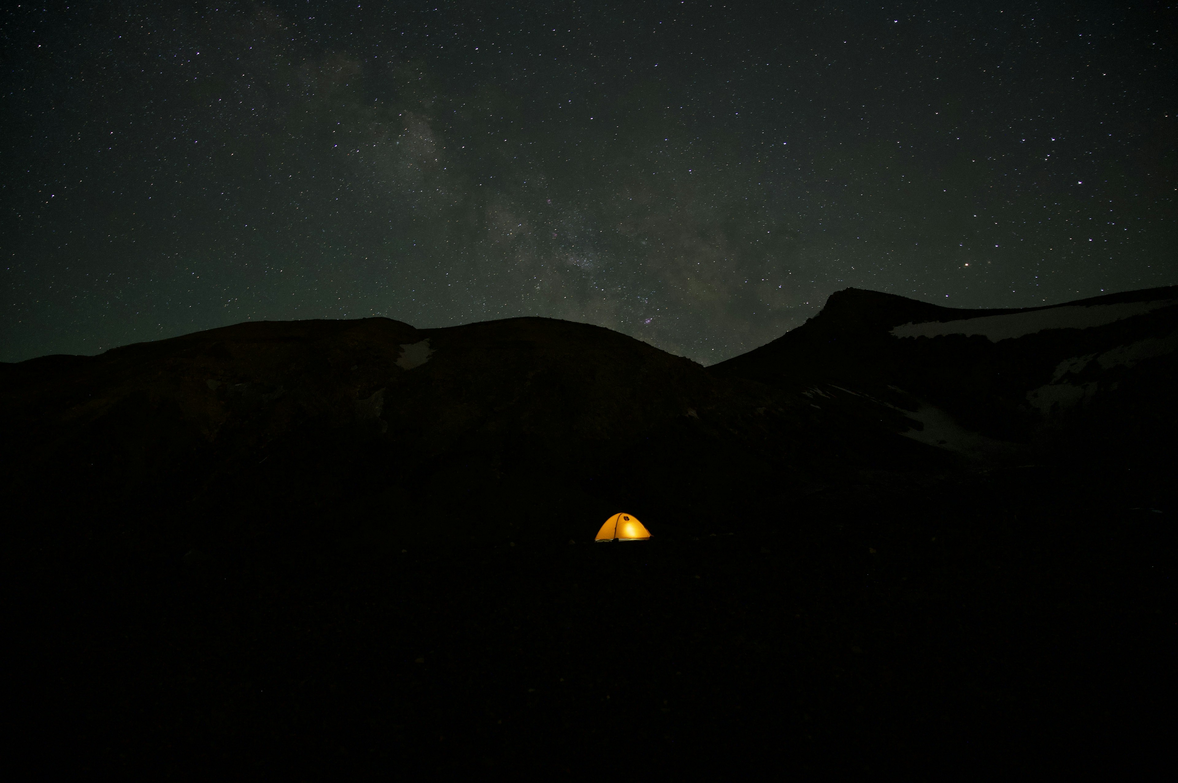 星空の下にテントがある風景