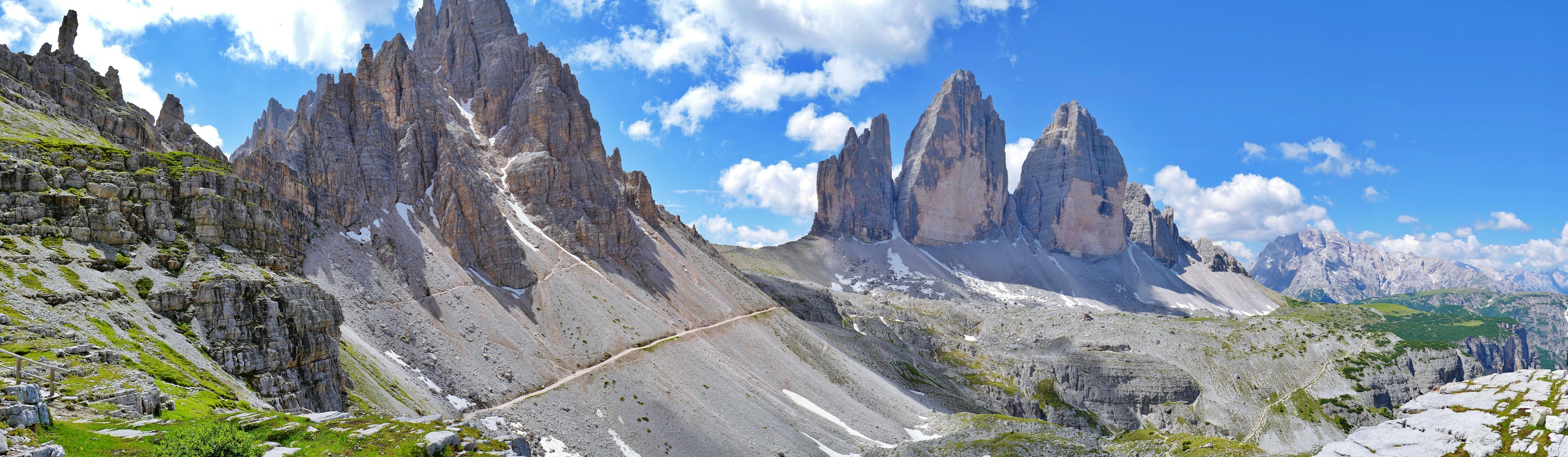 Vista panoramica delle bellissime montagne delle Dolomiti con prati verdi e cielo blu