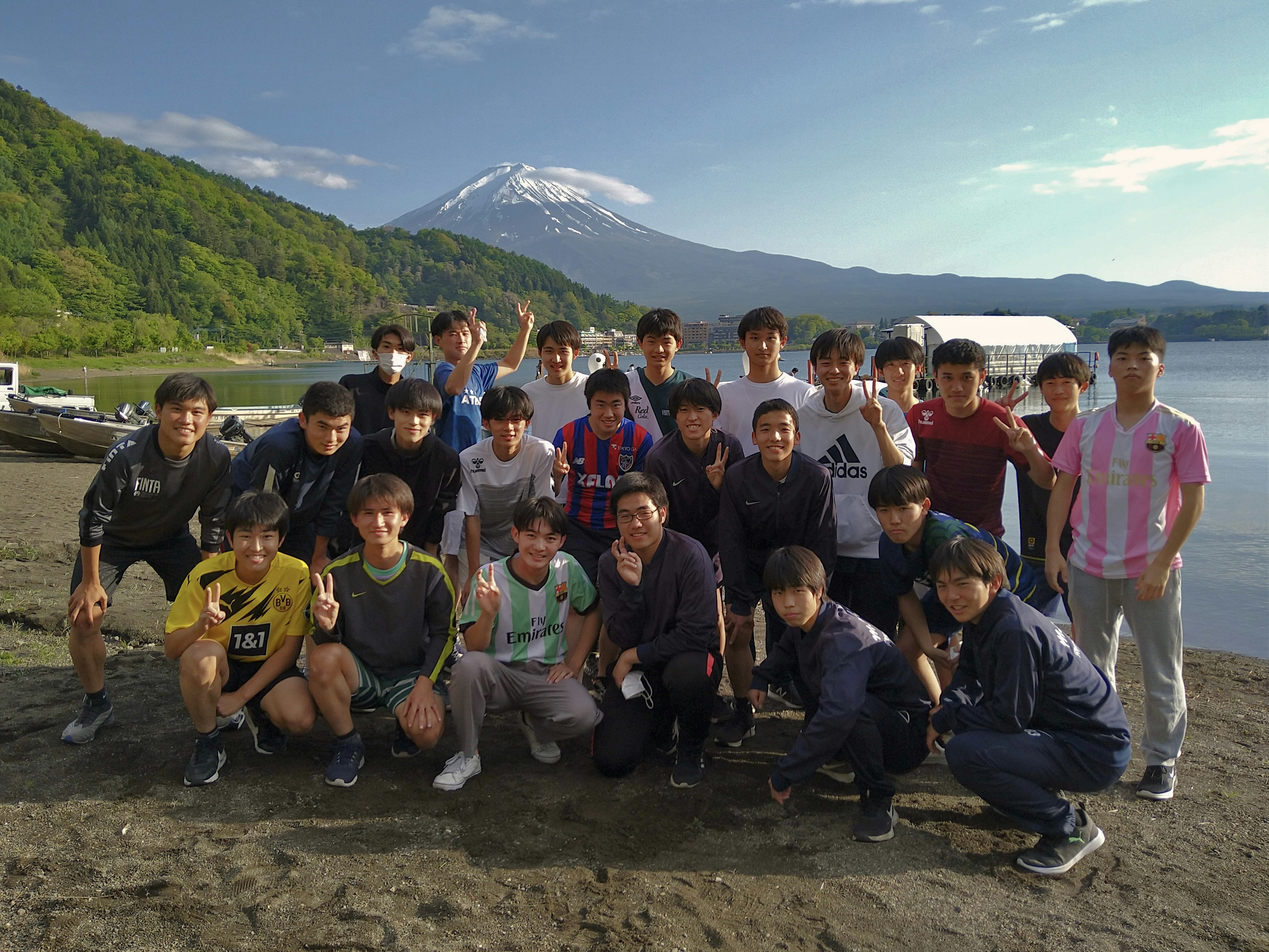 富士山を背景にしたグループ写真 男性たちが笑顔でポーズをとっている