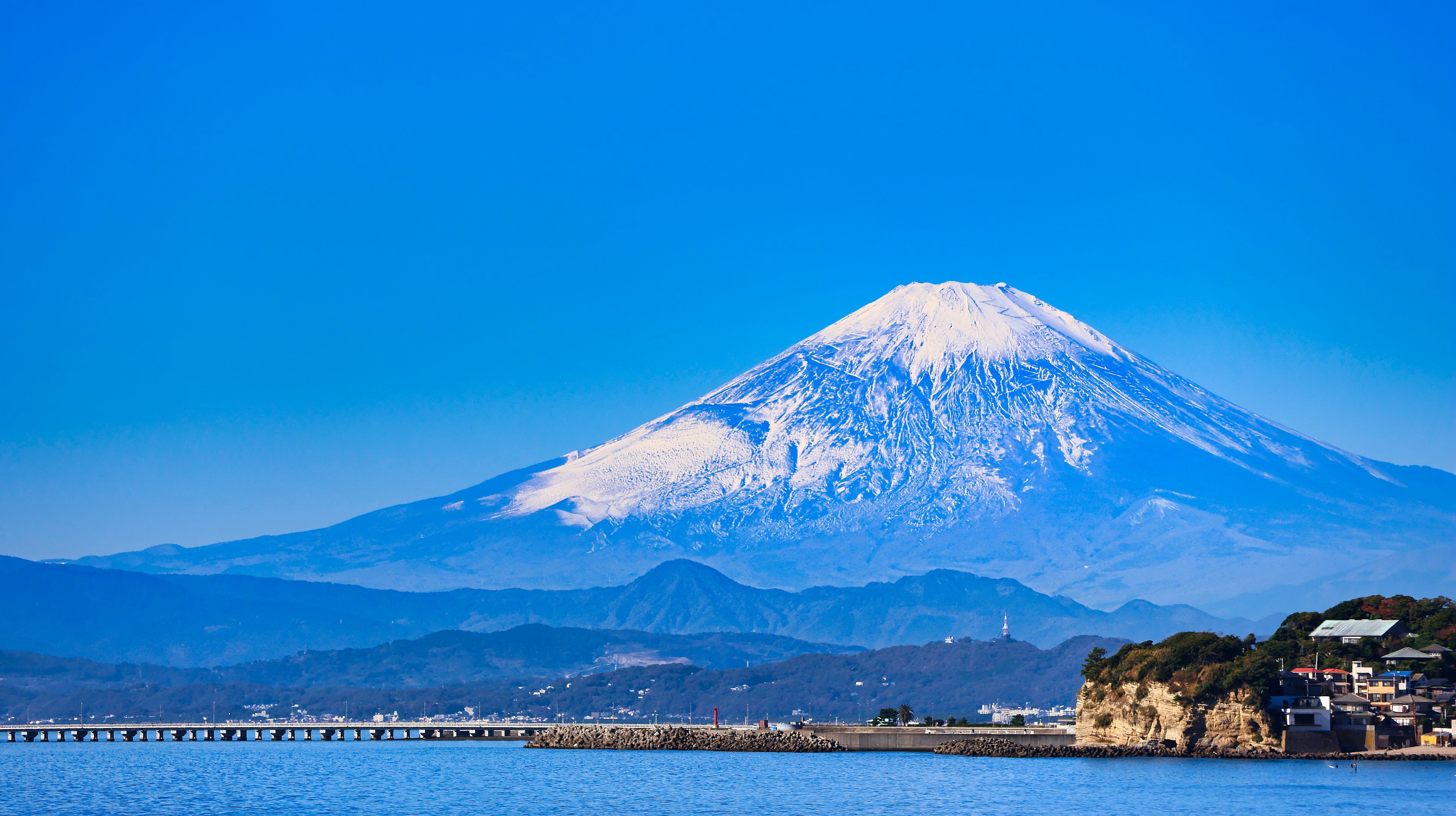 富士山的美丽景色，蓝天和积雪的山顶