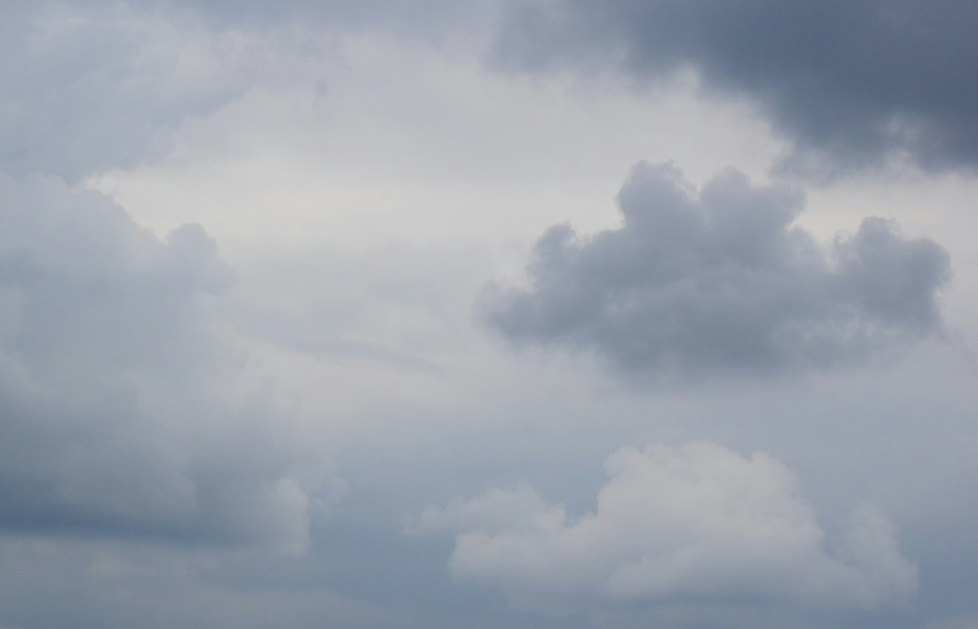 曇った空に浮かぶ雲の群れ