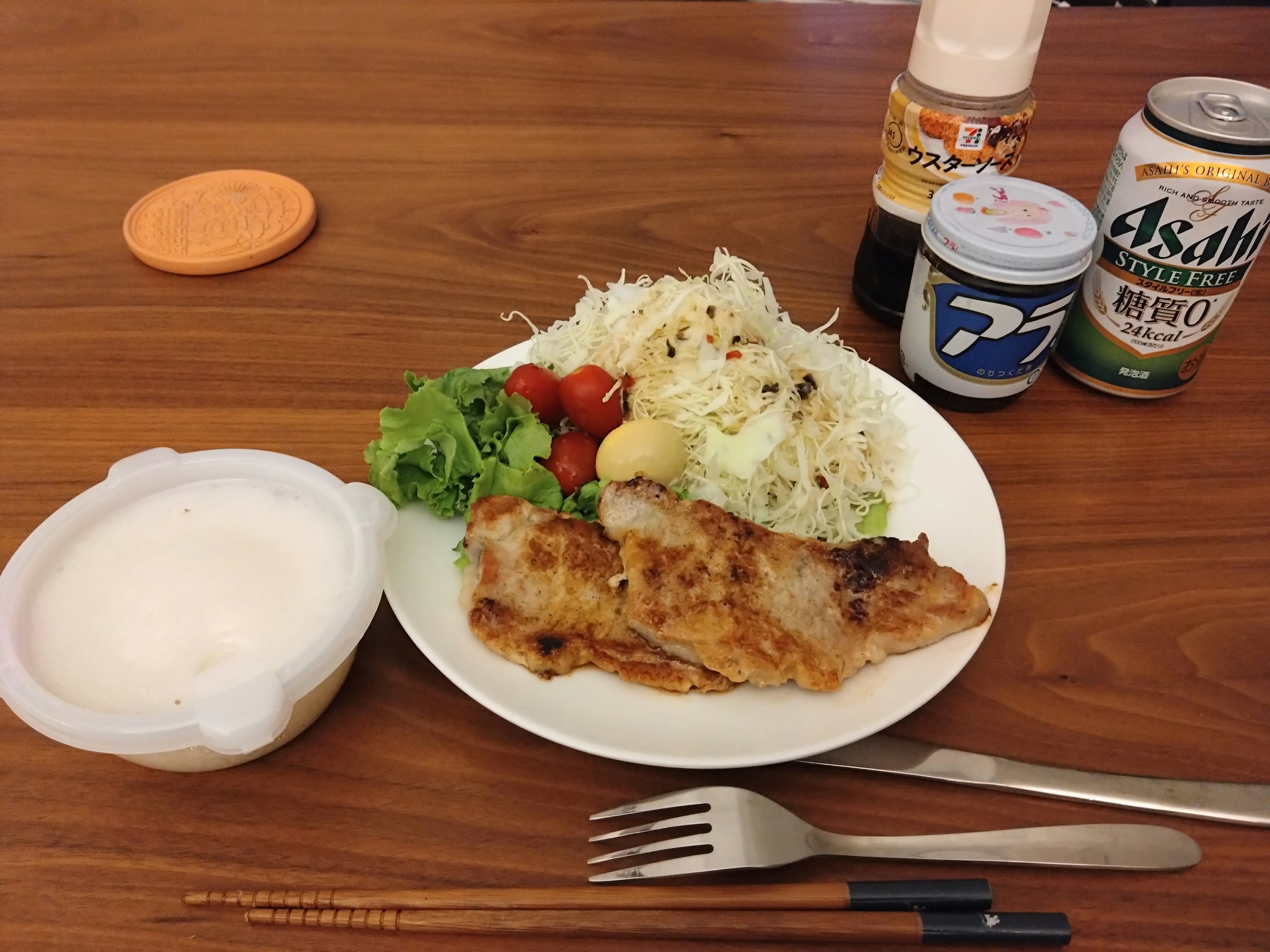 Assiette avec du poisson grillé et une salade