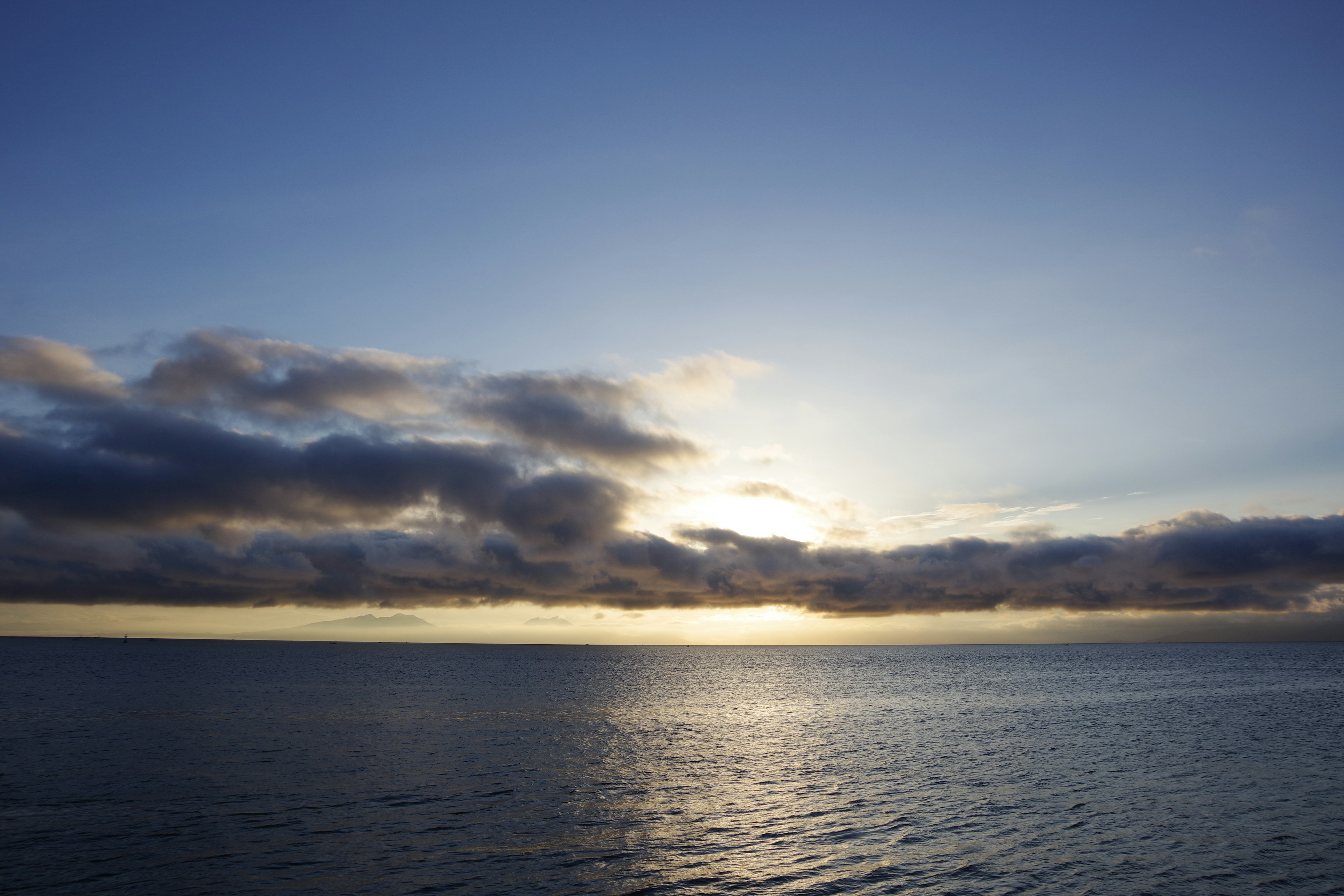 Mare calmo con un bellissimo cielo al tramonto