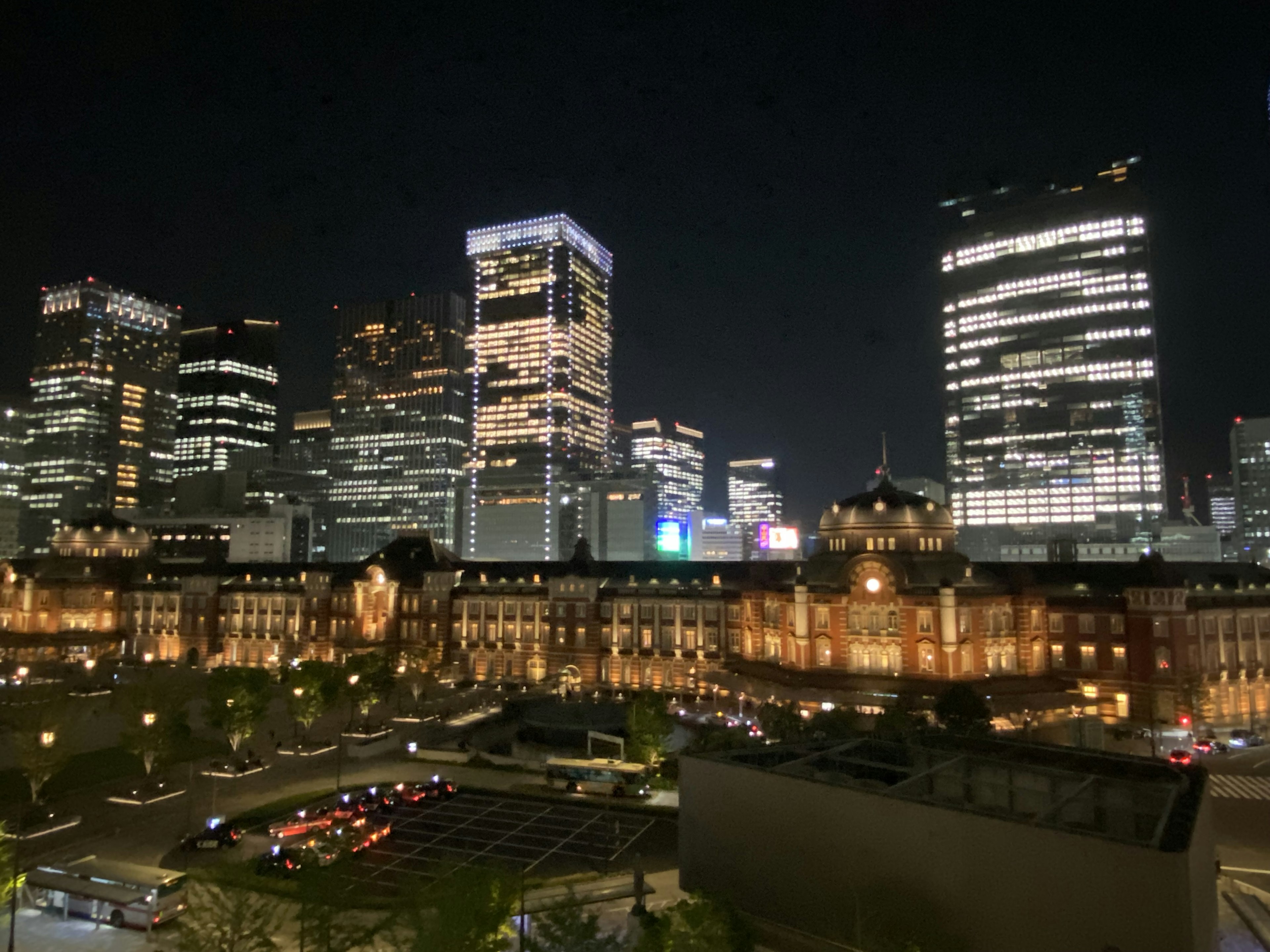 Pemandangan malam Tokyo yang indah dengan gedung pencakar langit modern dan bangunan yang diterangi