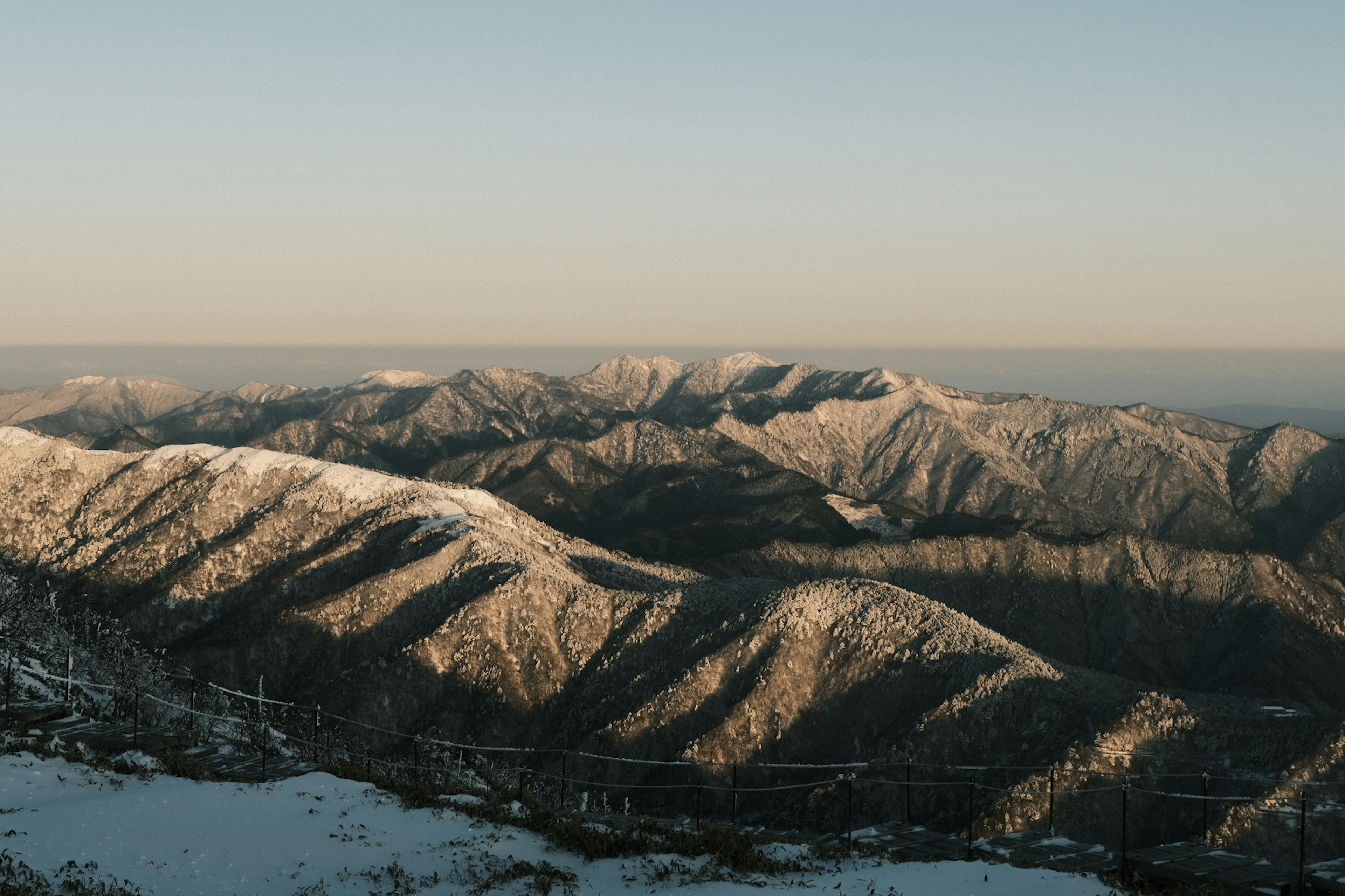 Hermoso paisaje de montañas nevadas