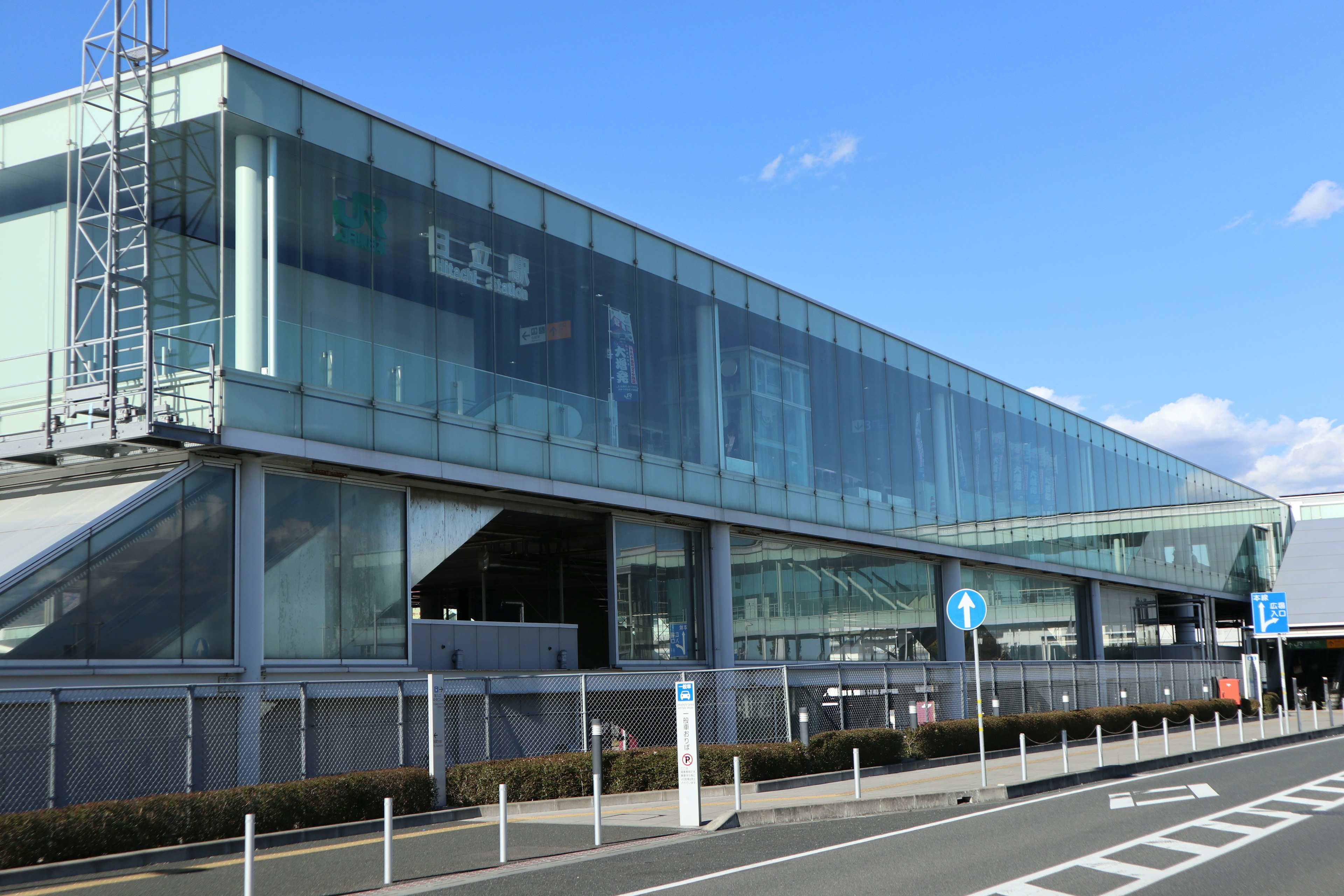 近代的なガラス張りの建物と青い空