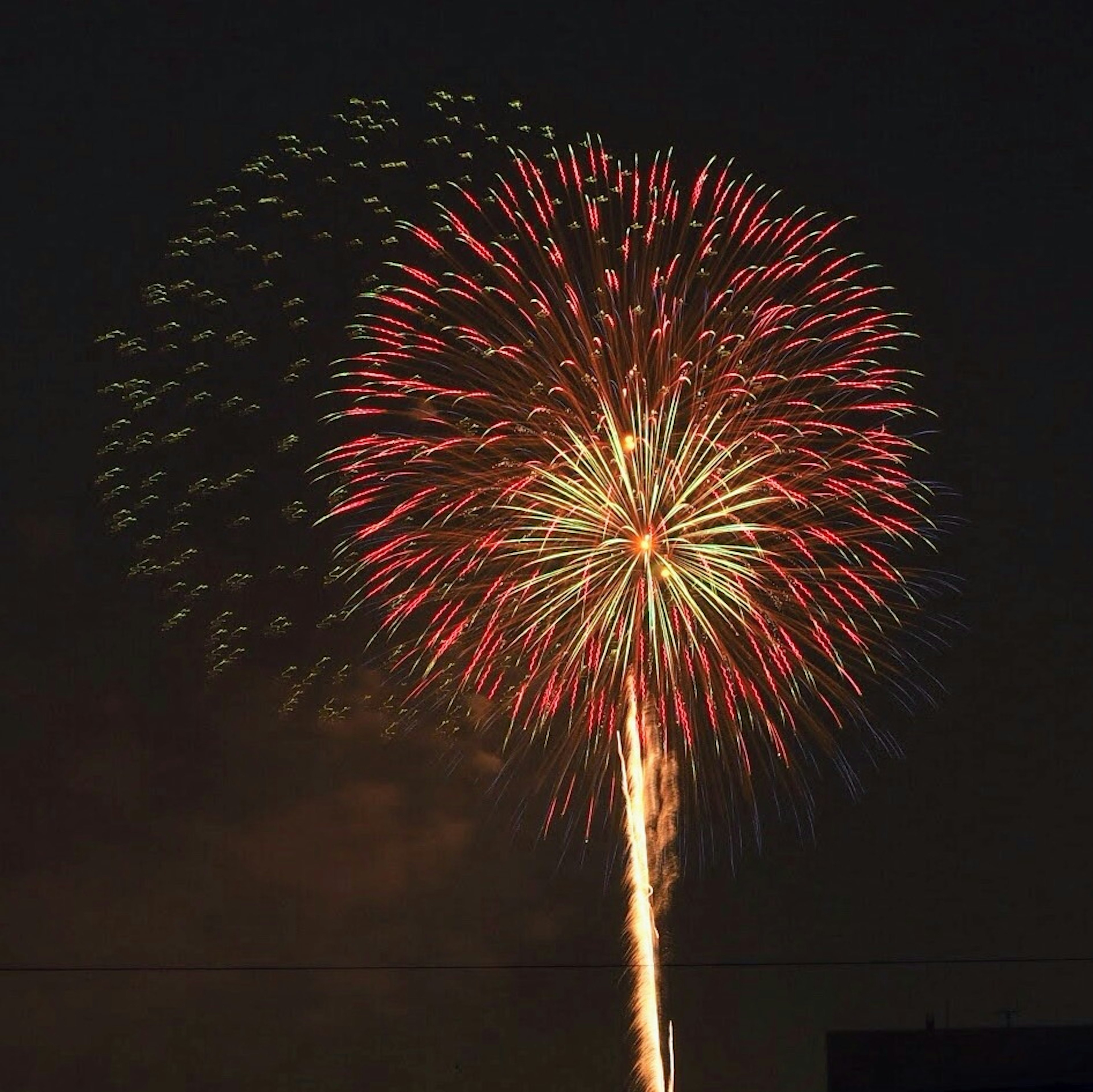 夜空中綻放的五彩煙火