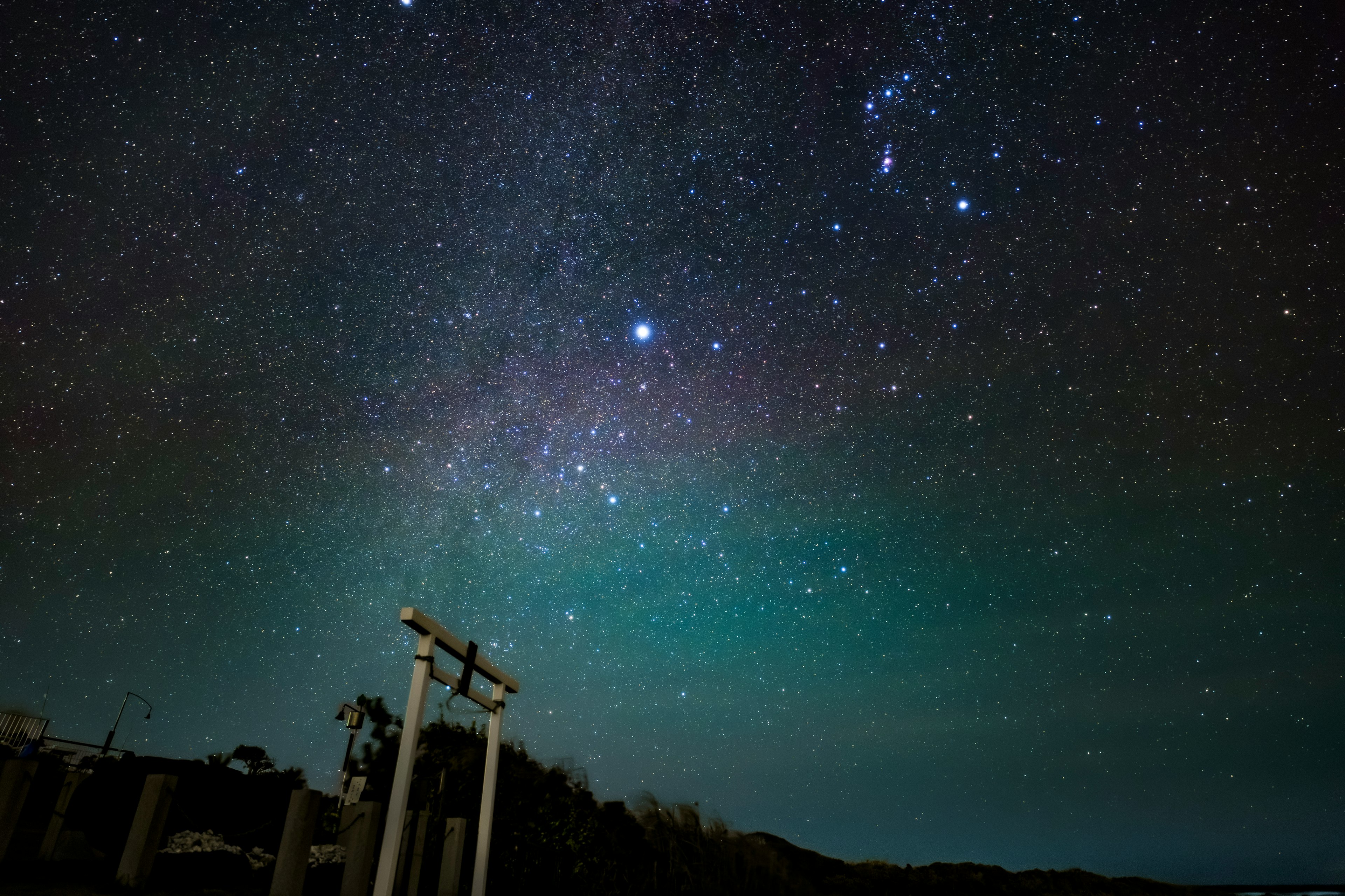 星空の美しい景色に鳥居が映える夜の風景