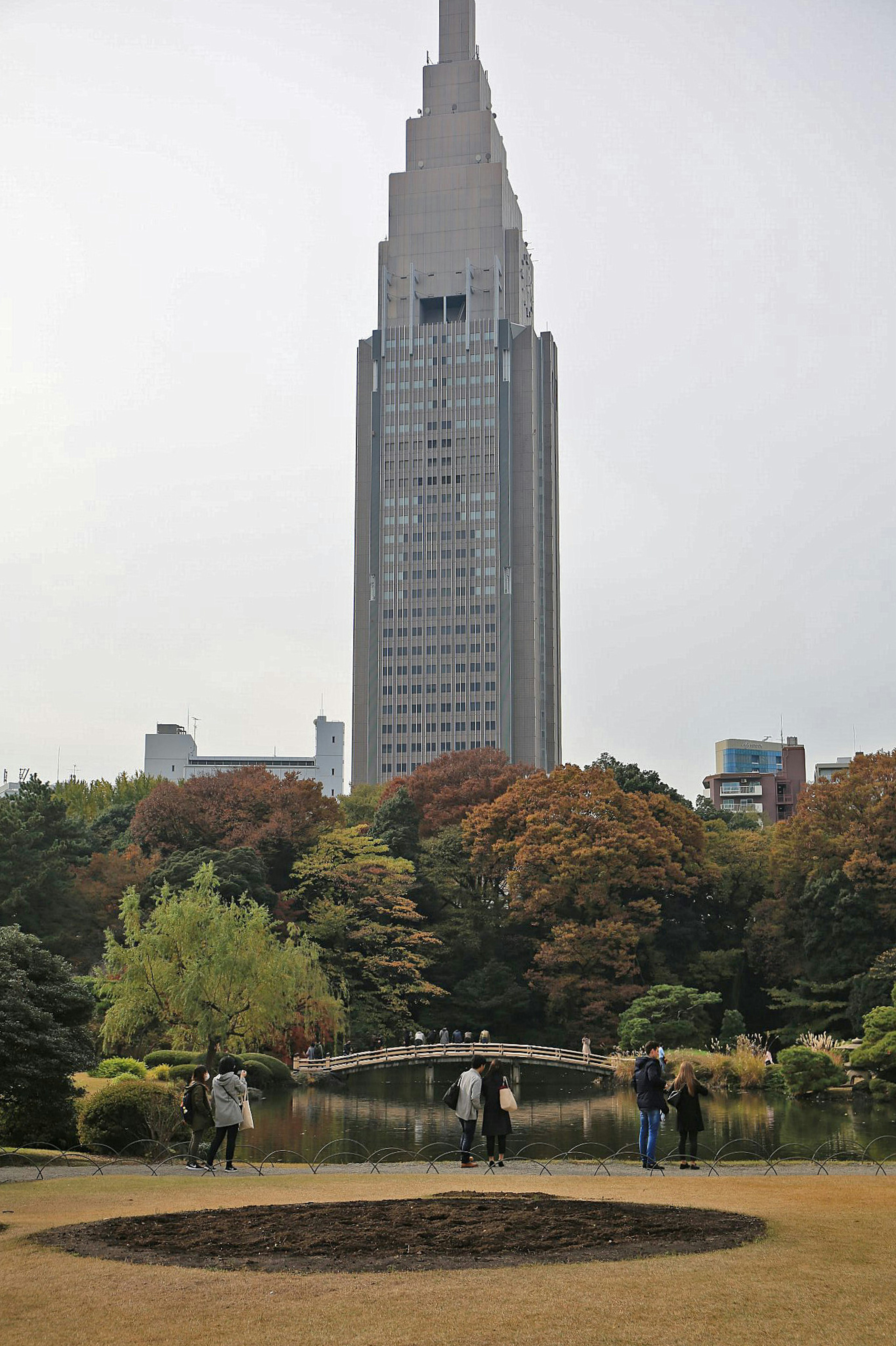 Pemandangan gedung pencakar langit Shinjuku dan taman dengan warna musim gugur