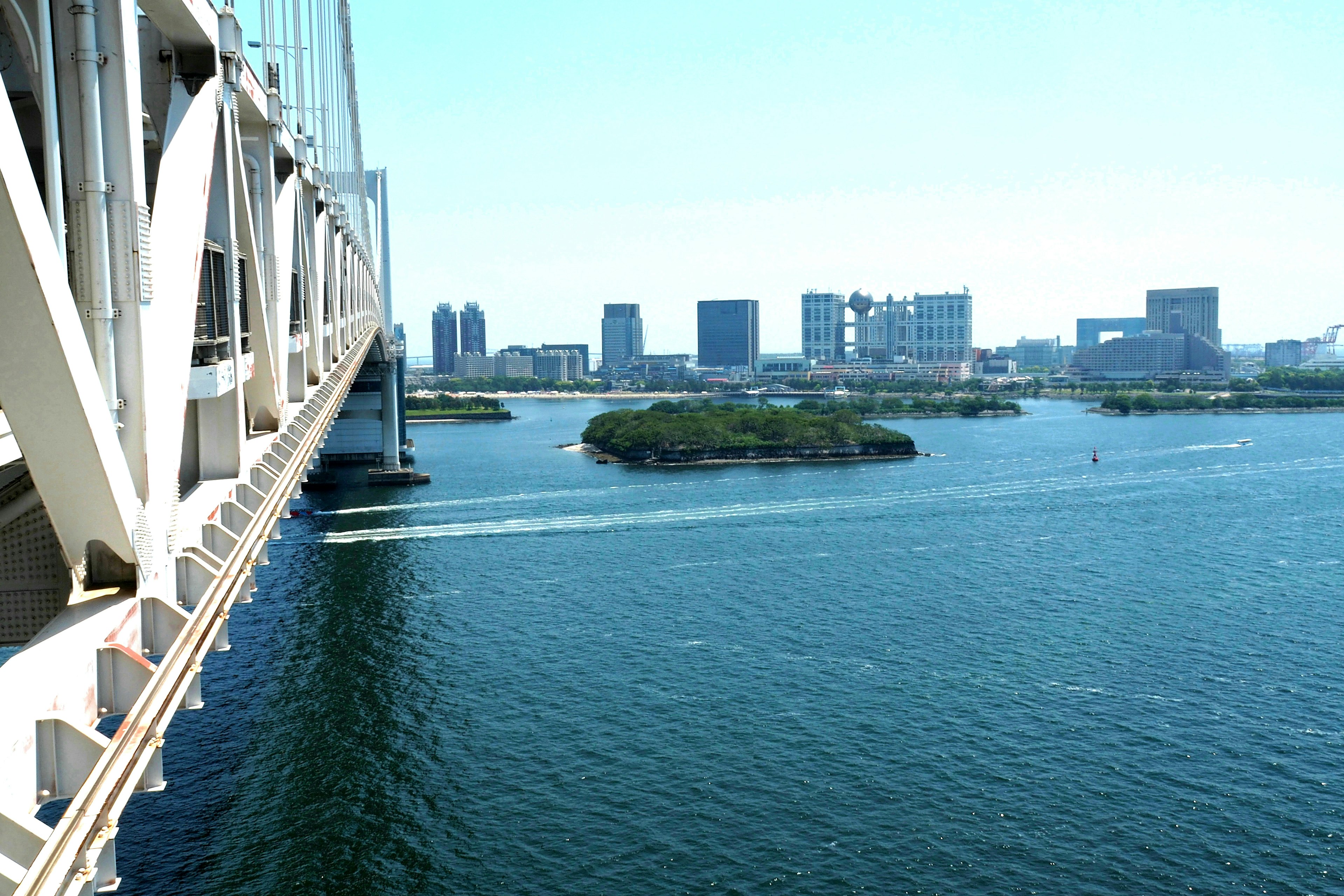 Vista de la bahía de Tokio y el horizonte urbano desde el puente Rainbow