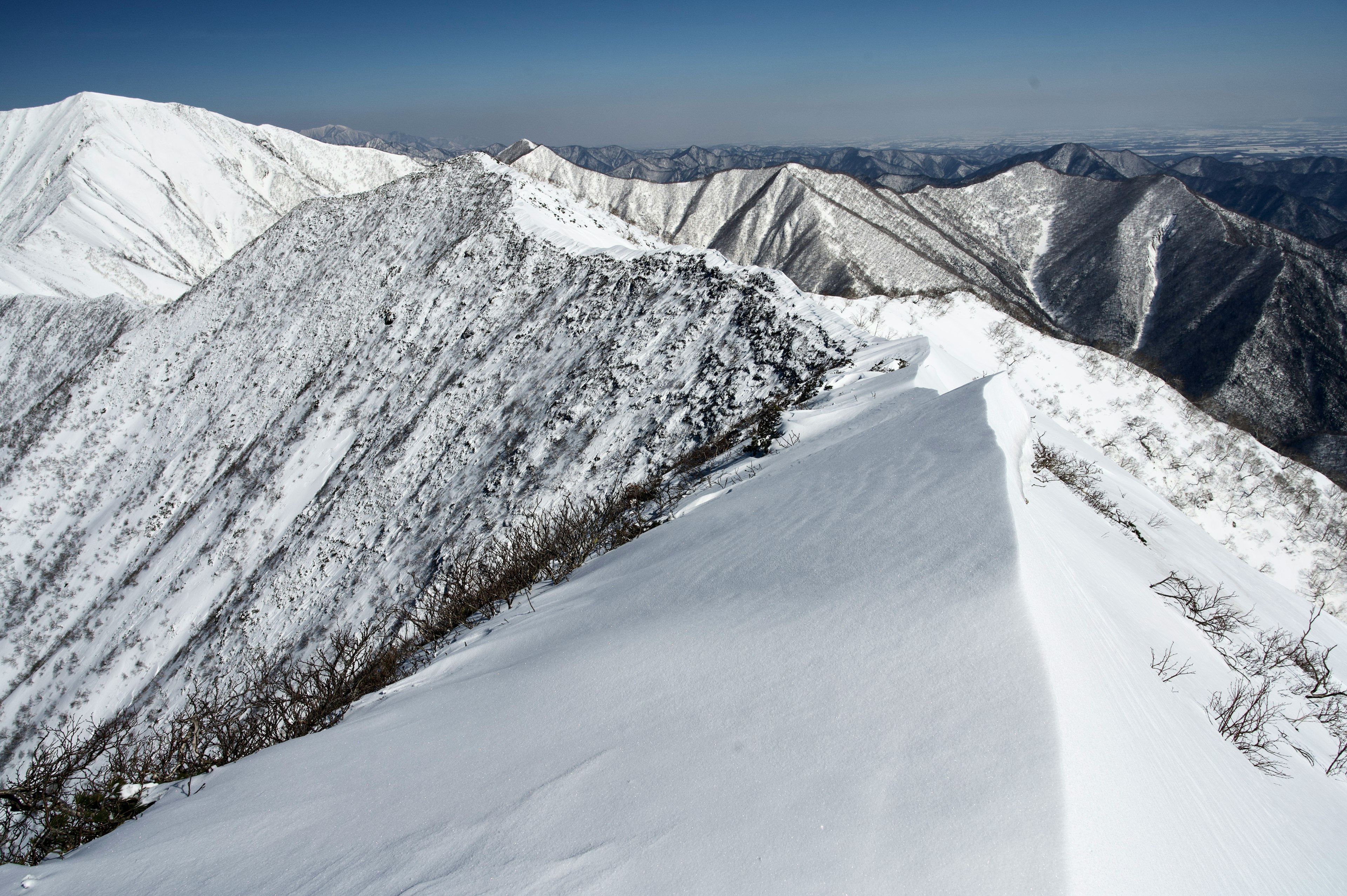 Paisaje montañoso cubierto de nieve con hermosas crestas