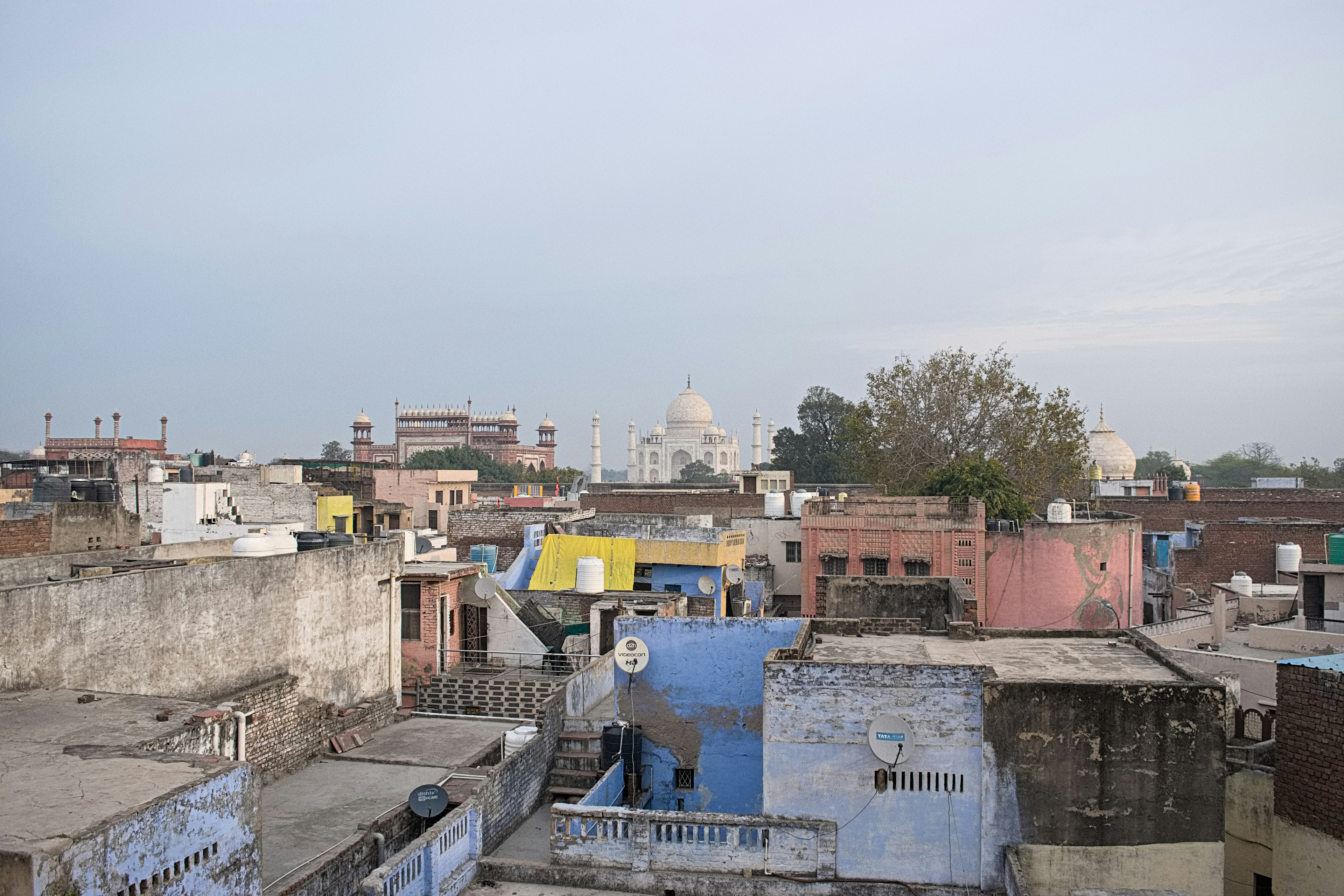 Vista de la ciudad desde el techo edificios coloridos con un templo a lo lejos