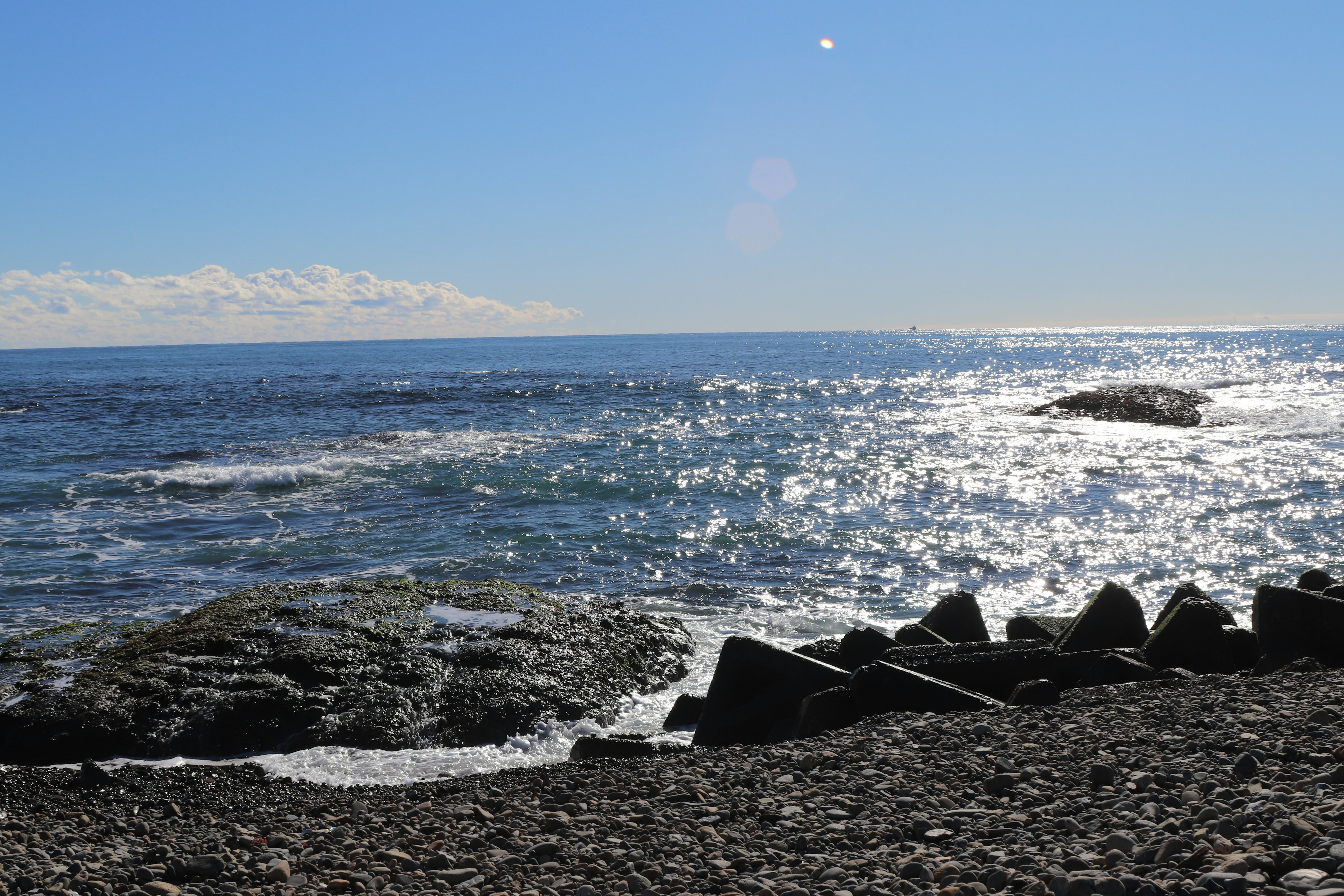 Vista panoramica dell'oceano blu e della spiaggia rocciosa