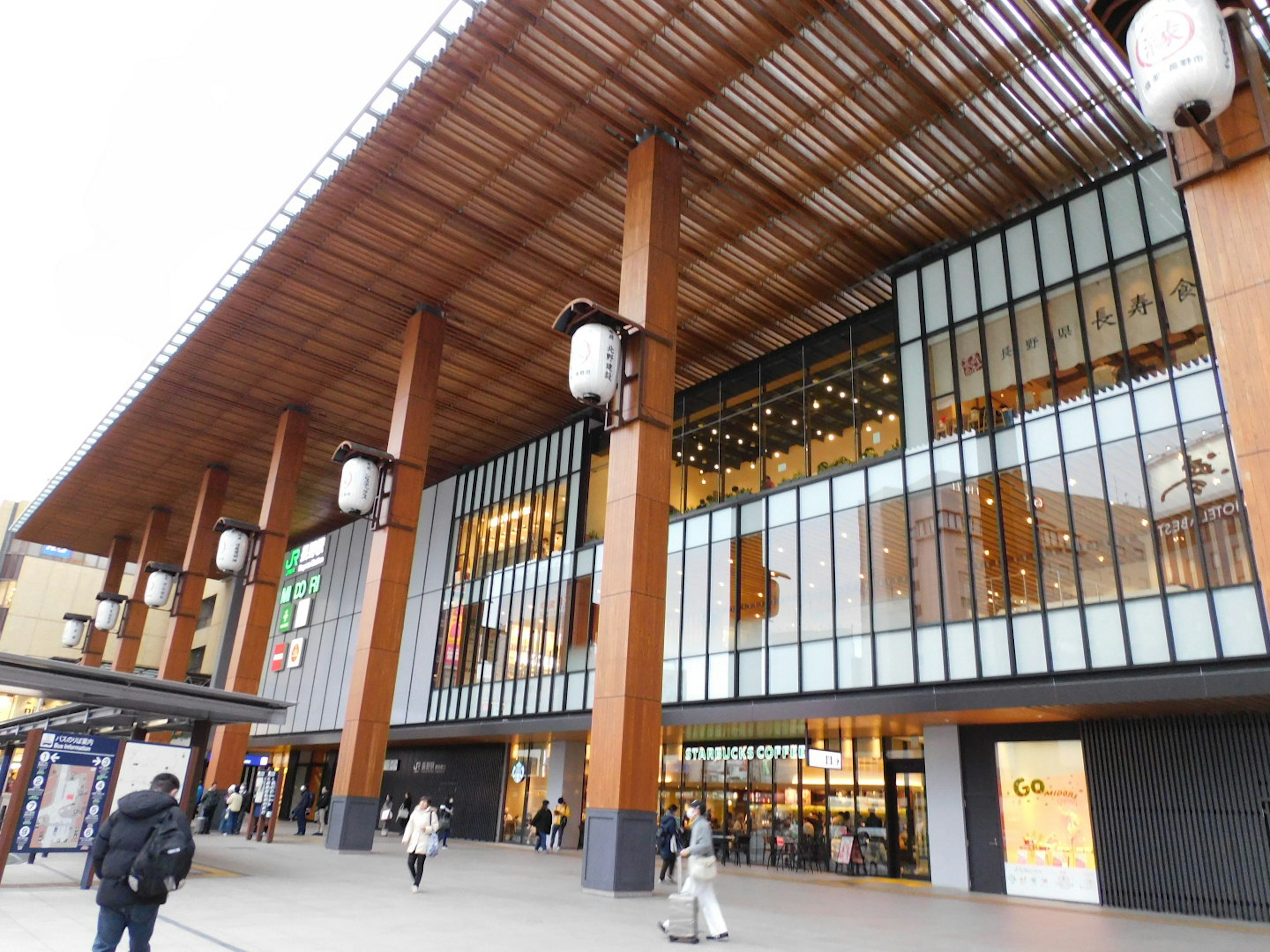 Façade d'un bâtiment commercial moderne avec de grandes fenêtres en verre