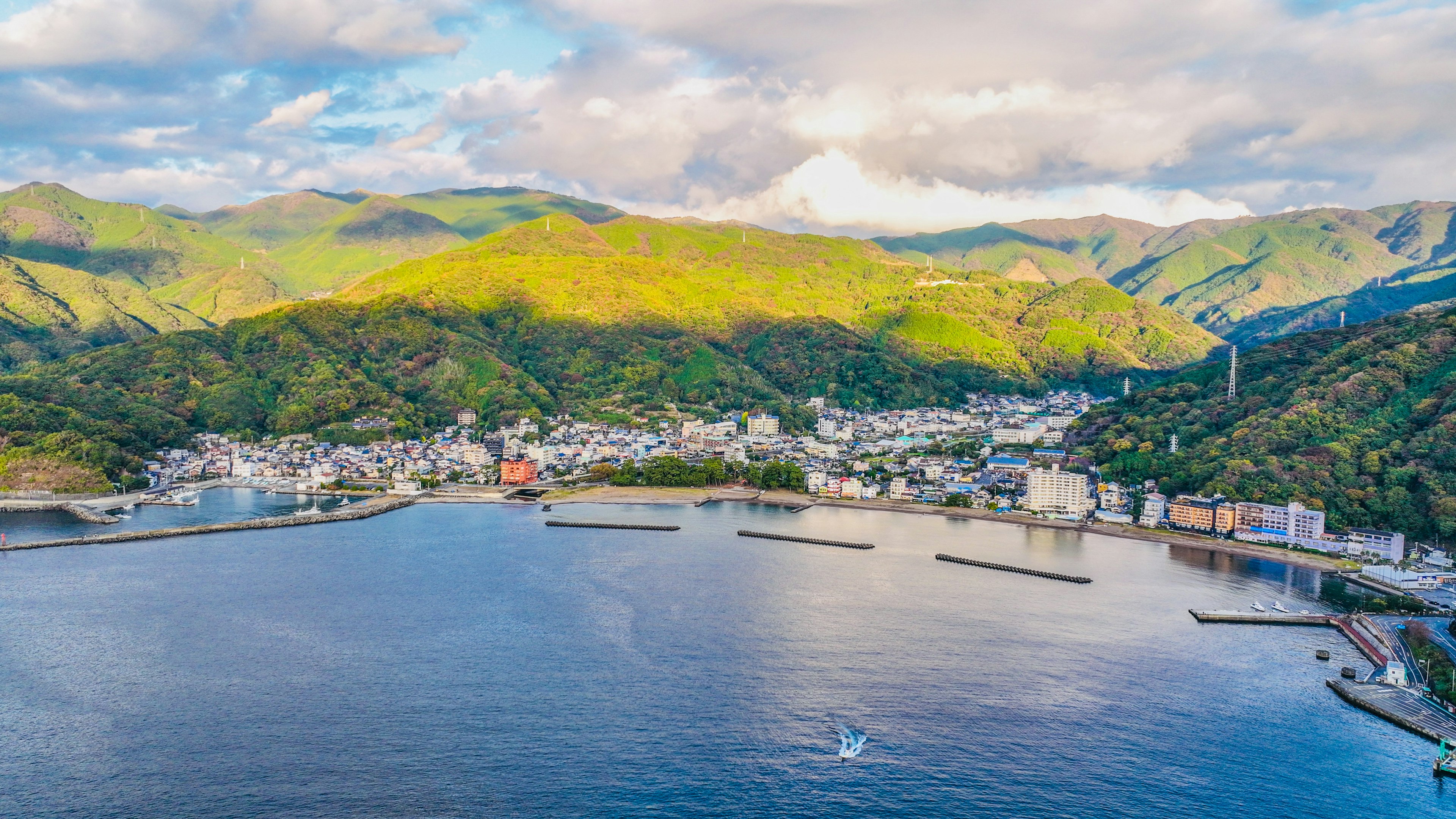 美しい海と山々に囲まれた町の空撮風景