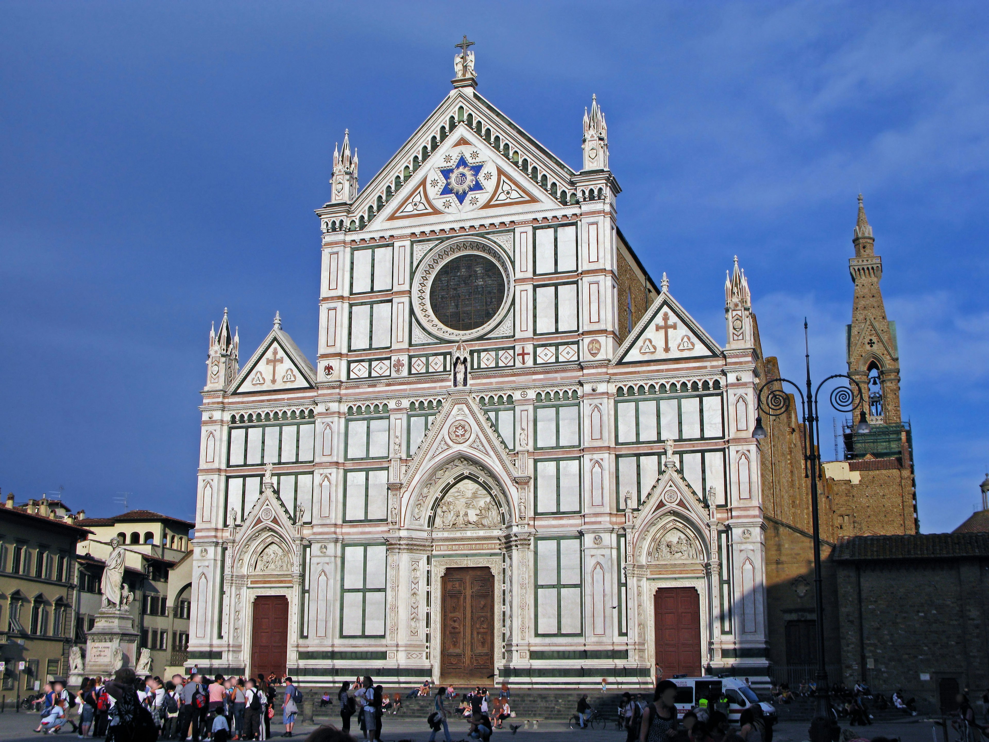 Mặt tiền tuyệt đẹp của nhà thờ Santa Croce ở Florence dưới bầu trời xanh