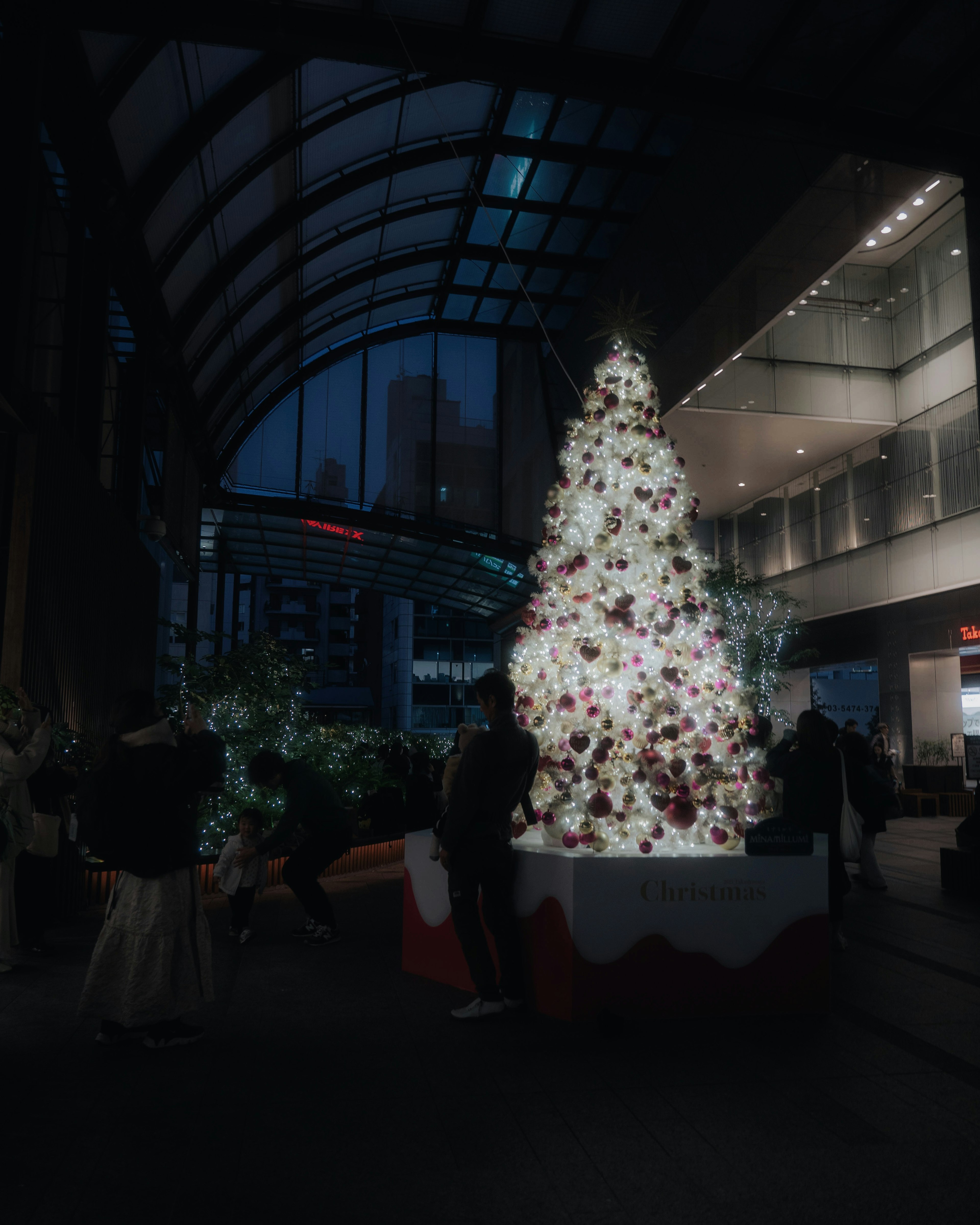 Albero di Natale illuminato in uno spazio interno moderno