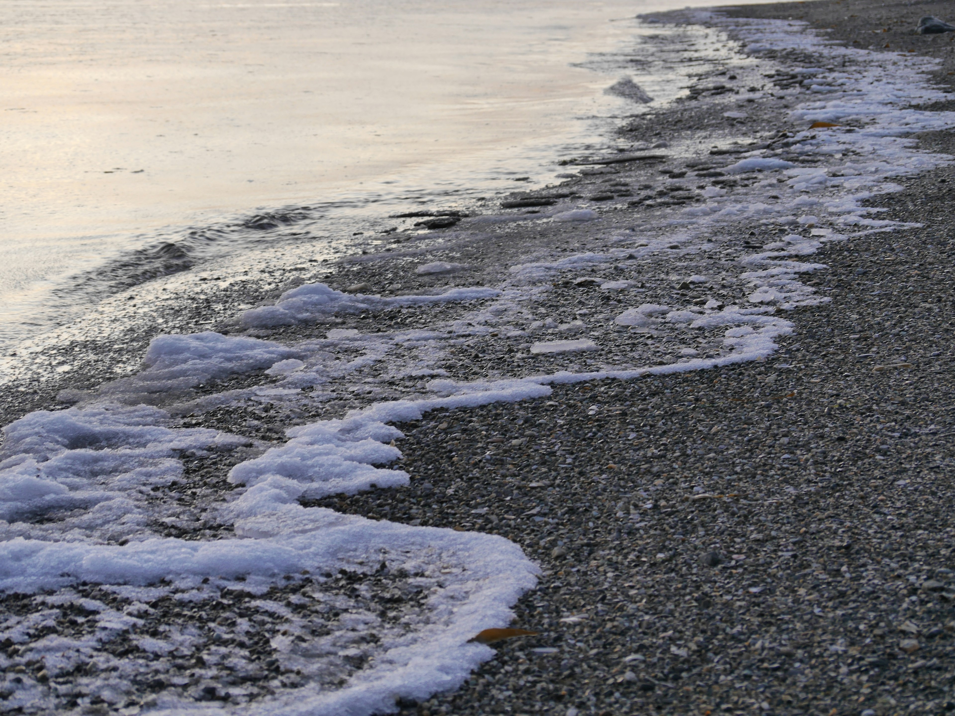 Vagues s'écrasant sur une plage de sable