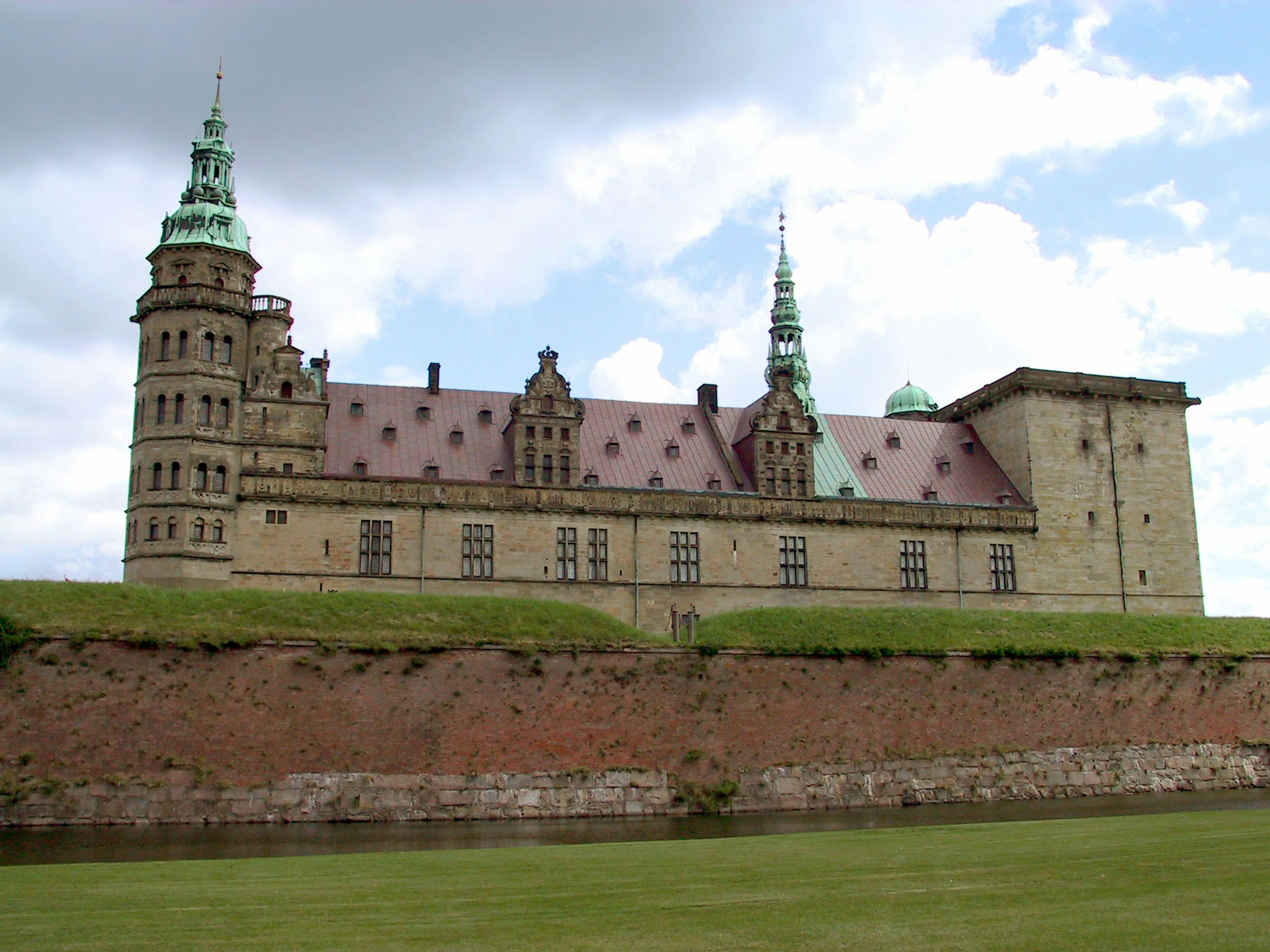 Cảnh bên ngoài của lâu đài Kronborg nổi tiếng từ Hamlet