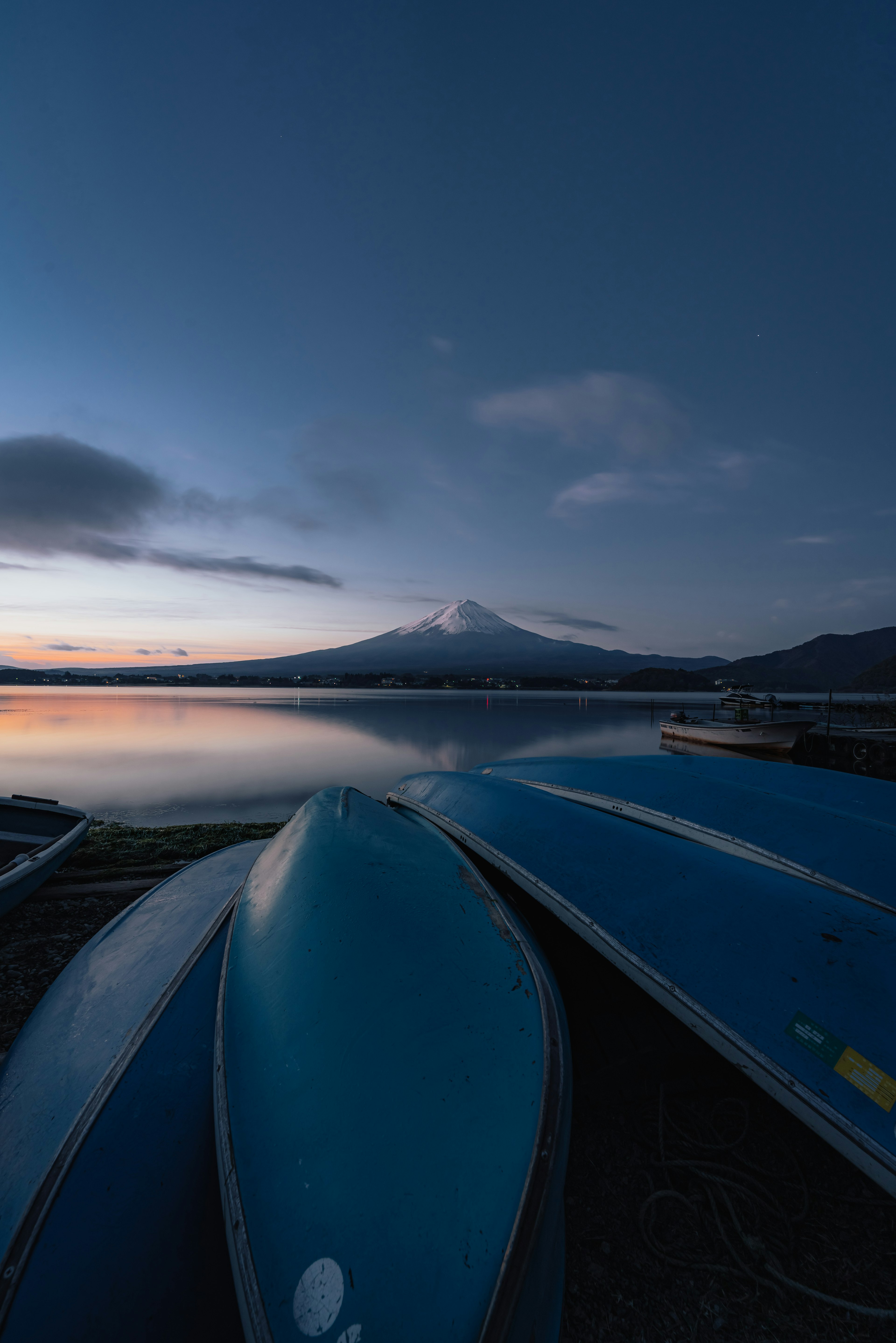 Canoe blu con il Monte Fuji al tramonto