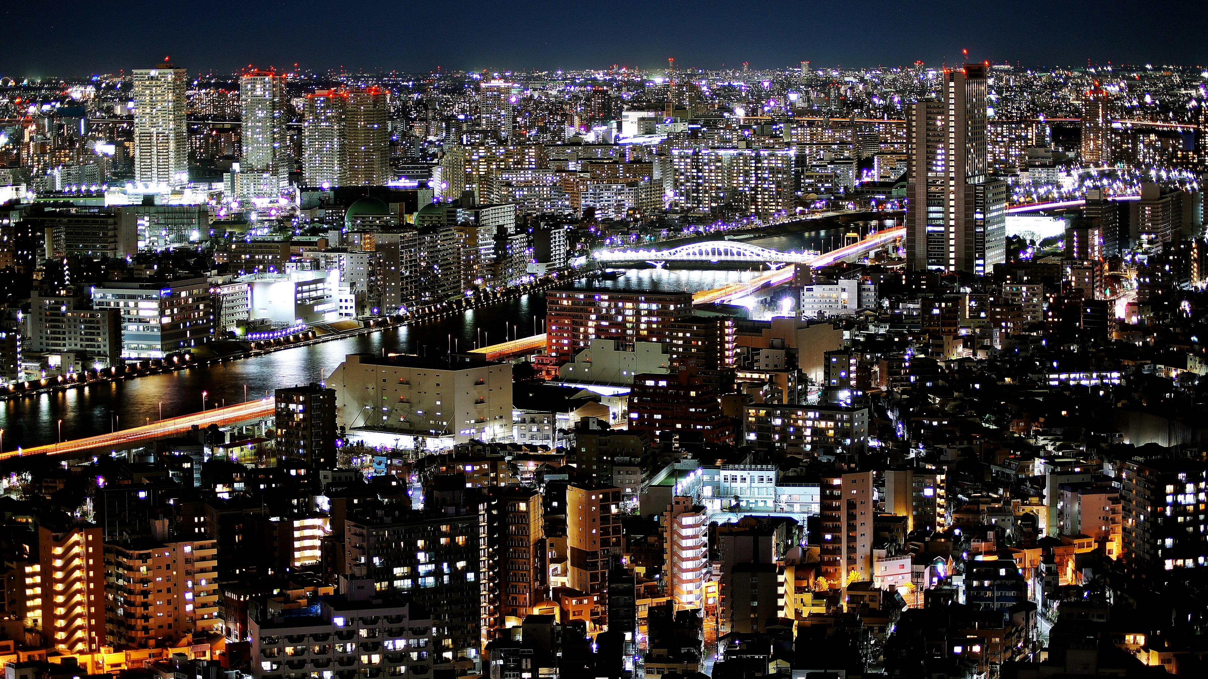 Pemandangan malam Tokyo yang menakjubkan dengan gedung pencakar langit dan sungai