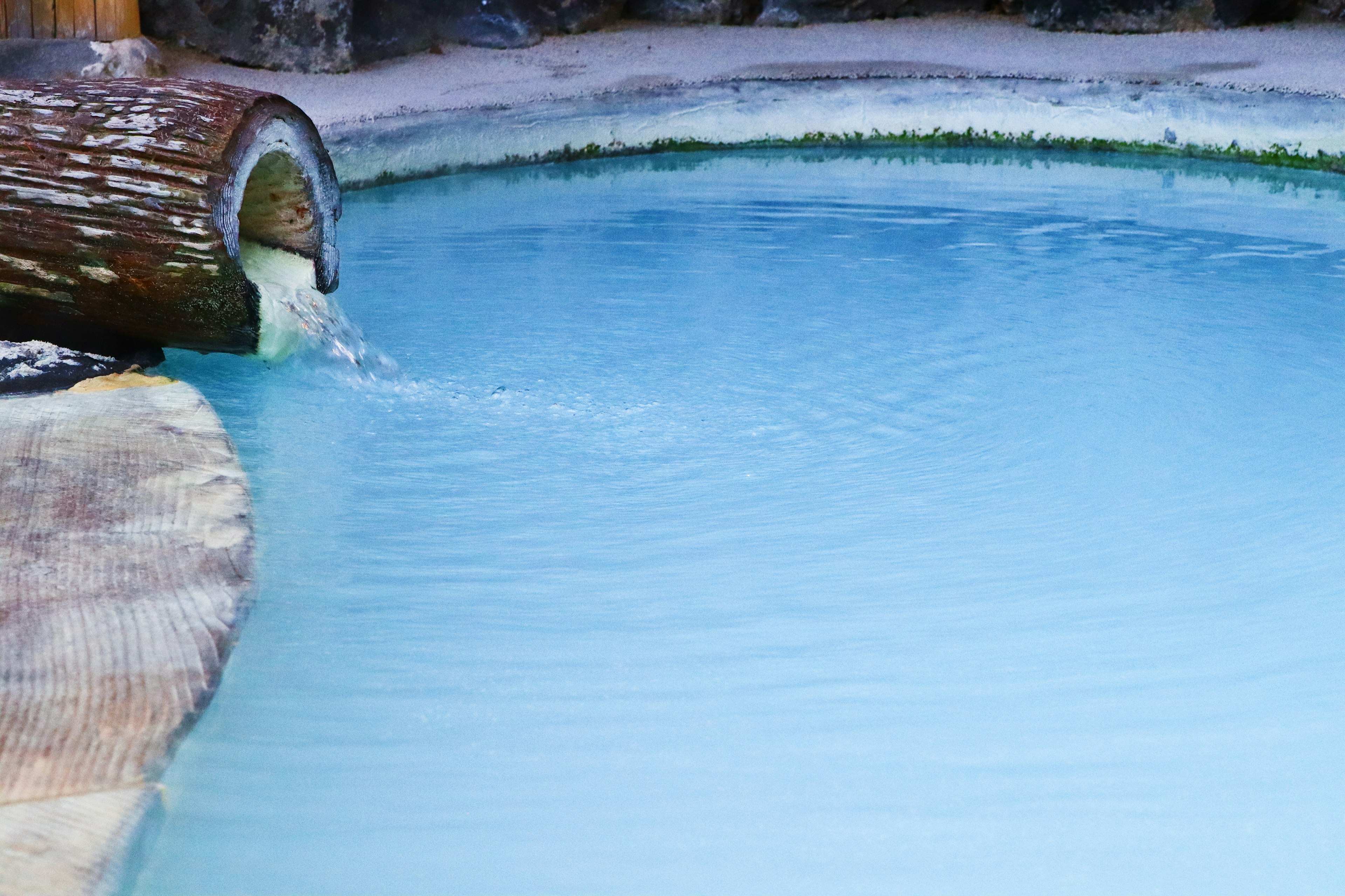 Bild einer heißen Quelle mit fließendem blauen Wasser