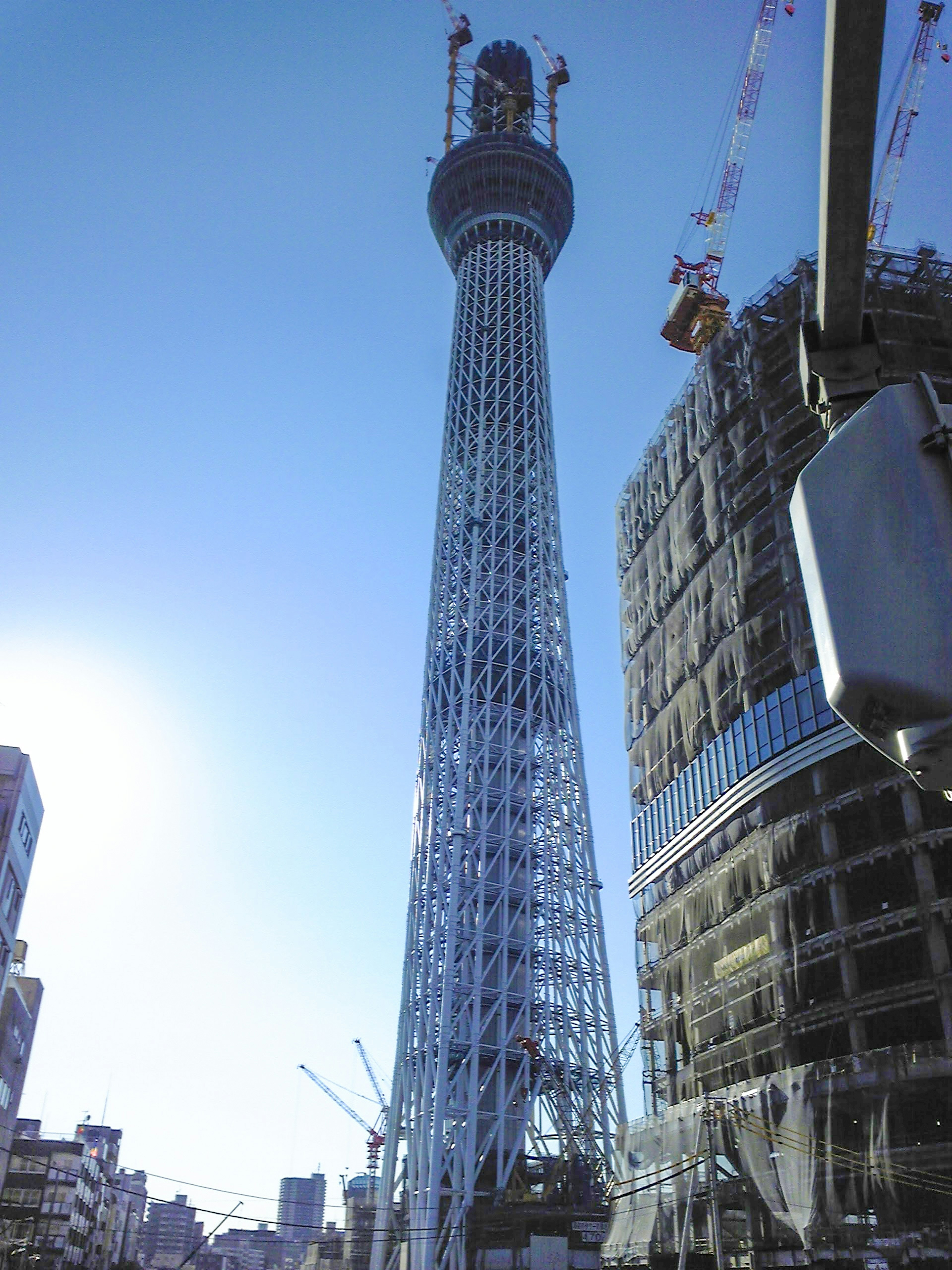 Tokyo Skytree yang sedang dibangun dengan langit biru cerah