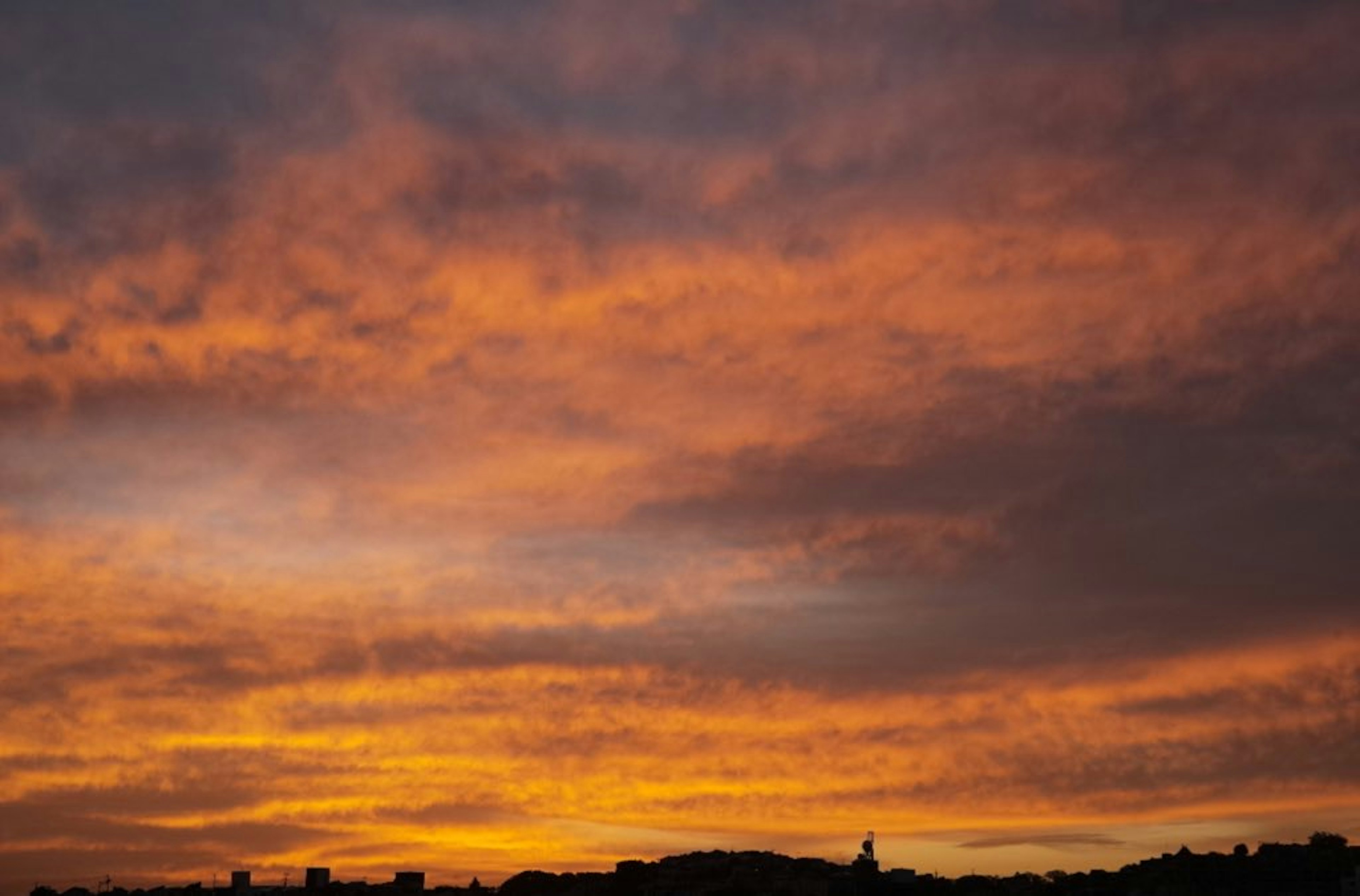 夕焼けの空がオレンジ色と紫色に染まる美しい風景