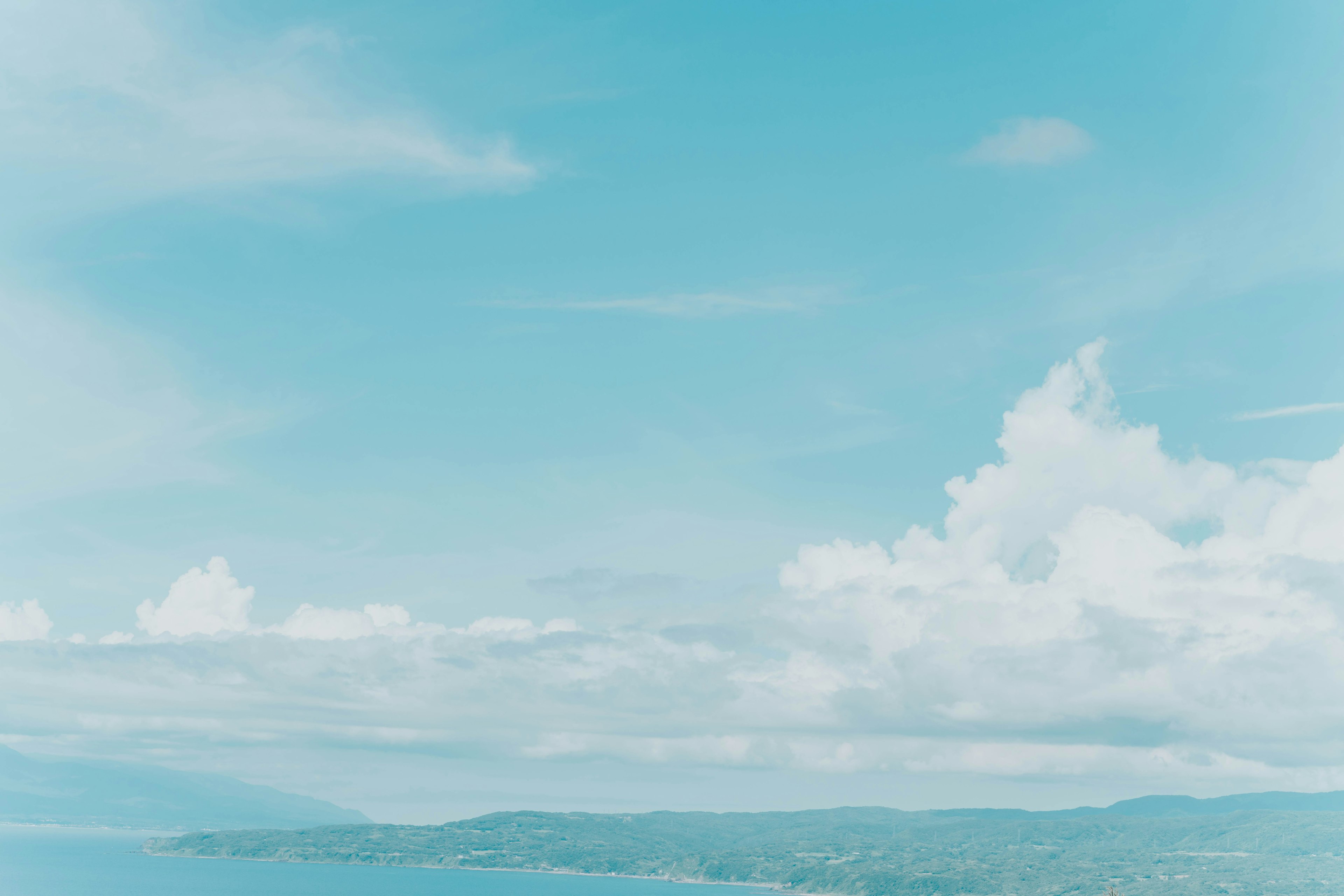 Eine ruhige Aussicht auf einen blauen Himmel mit sanften weißen Wolken