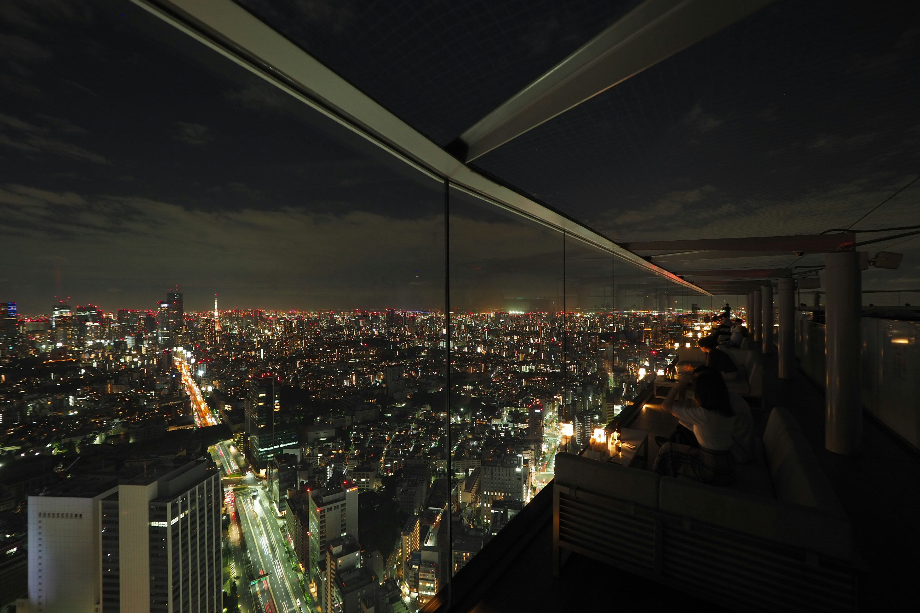 Pemandangan garis langit malam Tokyo dari dek observasi di gedung pencakar langit