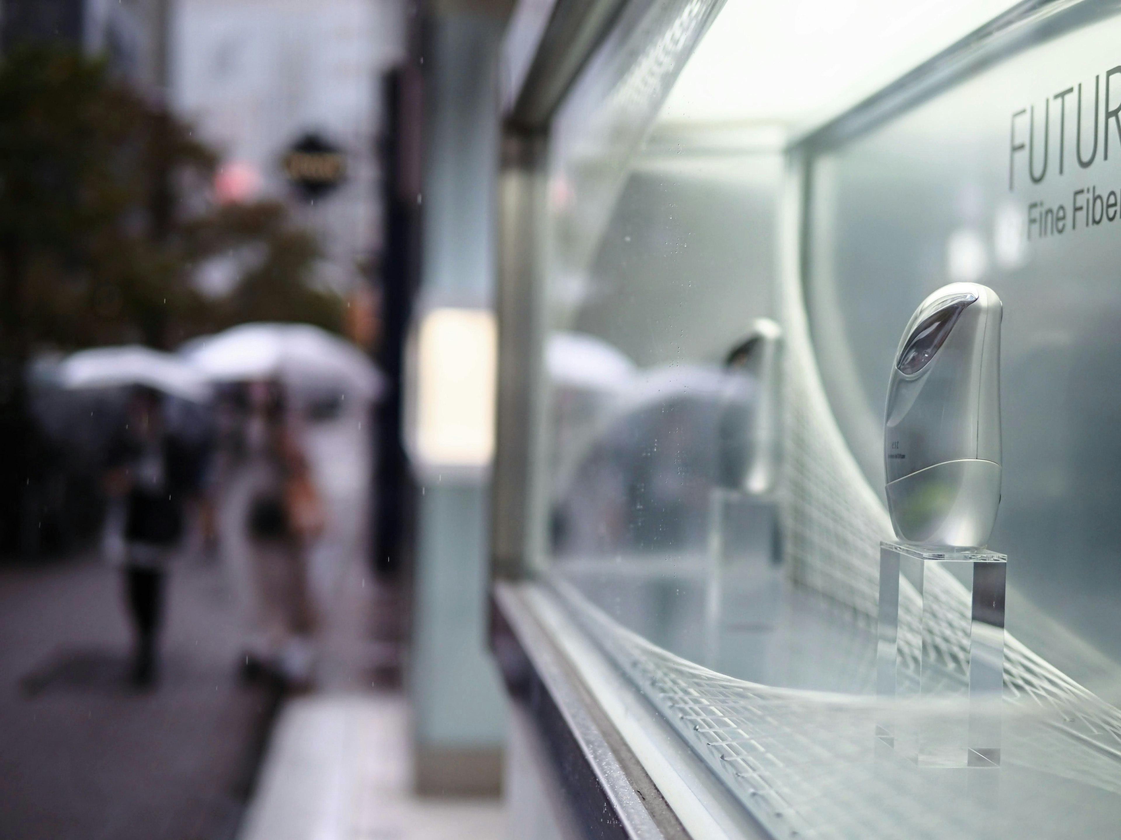 Photo d'un produit futuriste exposé dans une vitrine